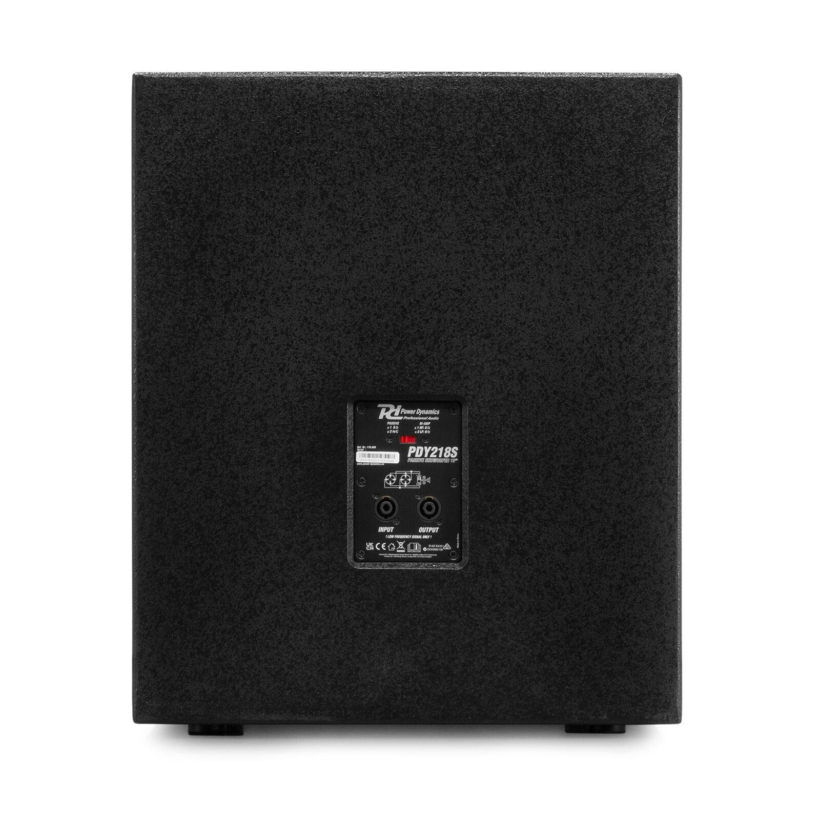 Un subwoofer negro con la marca Power Dynamics y el modelo PDY218S. Se ven puertos de entrada y salida.