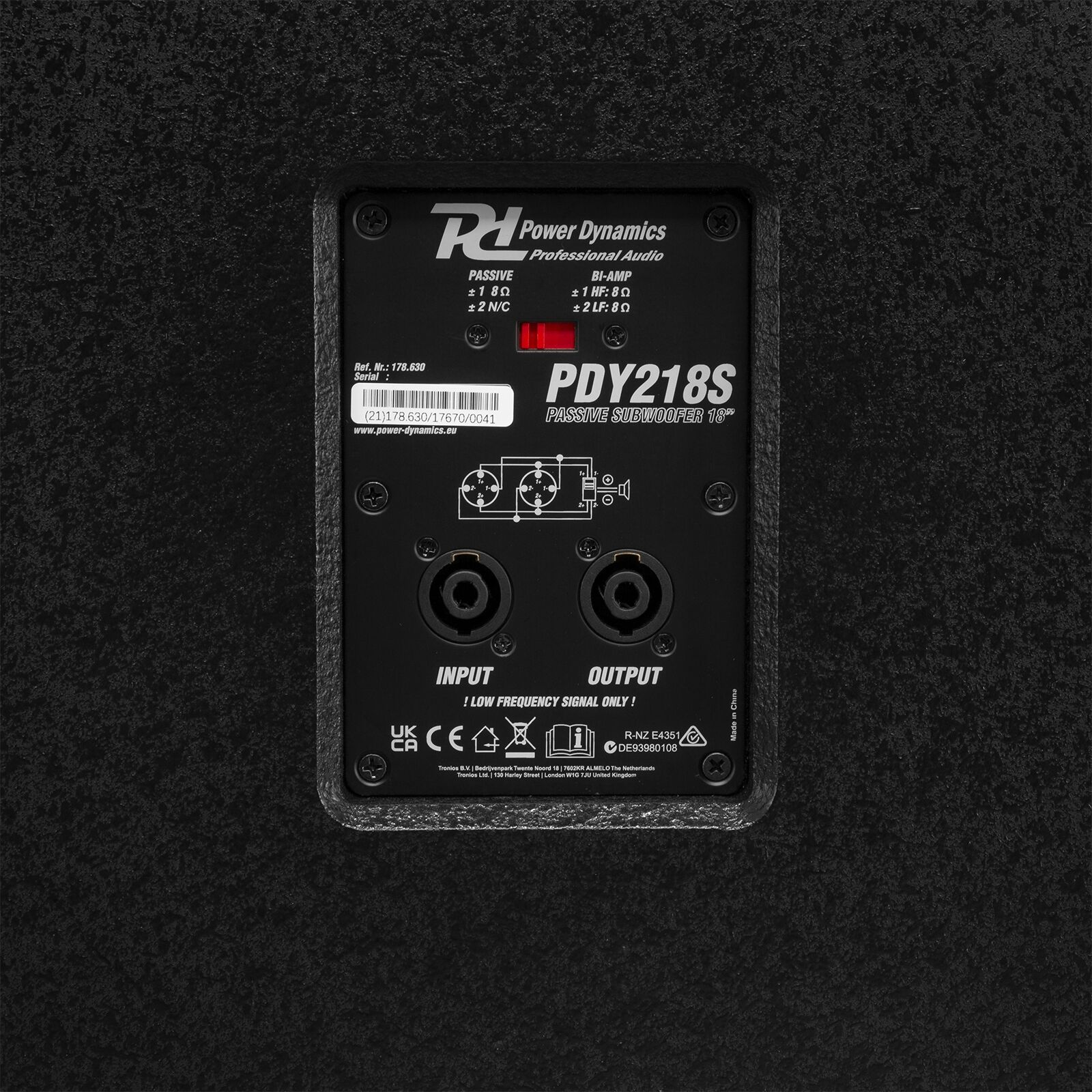 Panel trasero de subwoofer negro con conectores, texto y logotipos. El texto incluye 'Power Dynamics' y 'PDY218S Passive Subwoofer'.