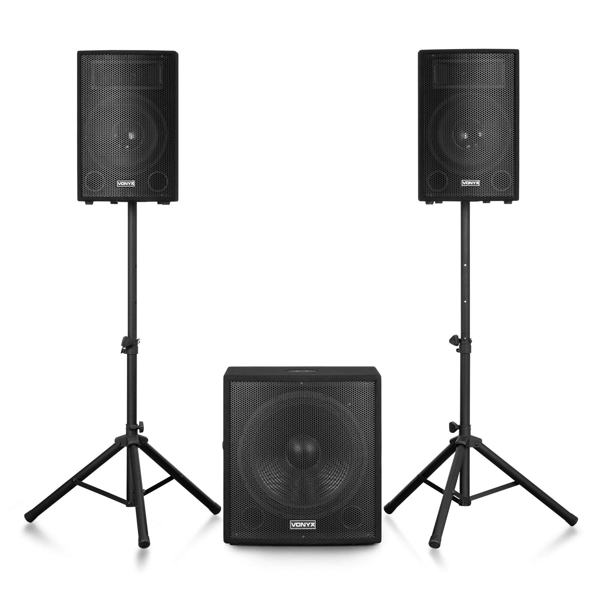 Tres altavoces negros; dos altavoces altos sobre soportes y un subwoofer en el suelo. Todo sobre fondo blanco.