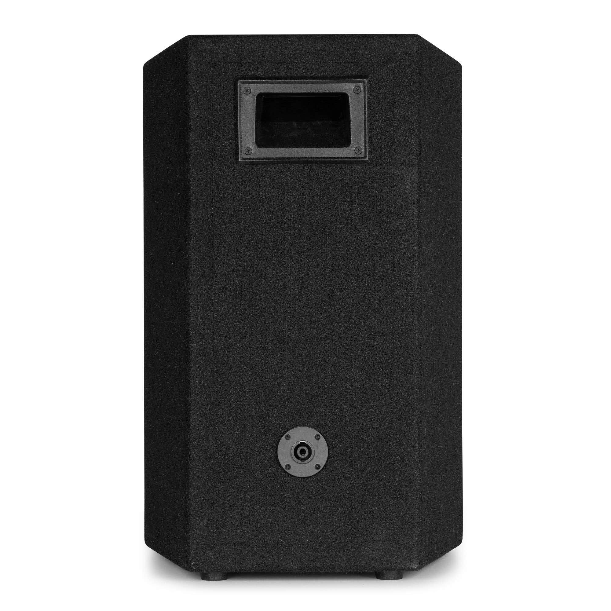 Un altavoz negro con asa empotrada, conector y cuatro patas pequeñas. Fondo blanco.