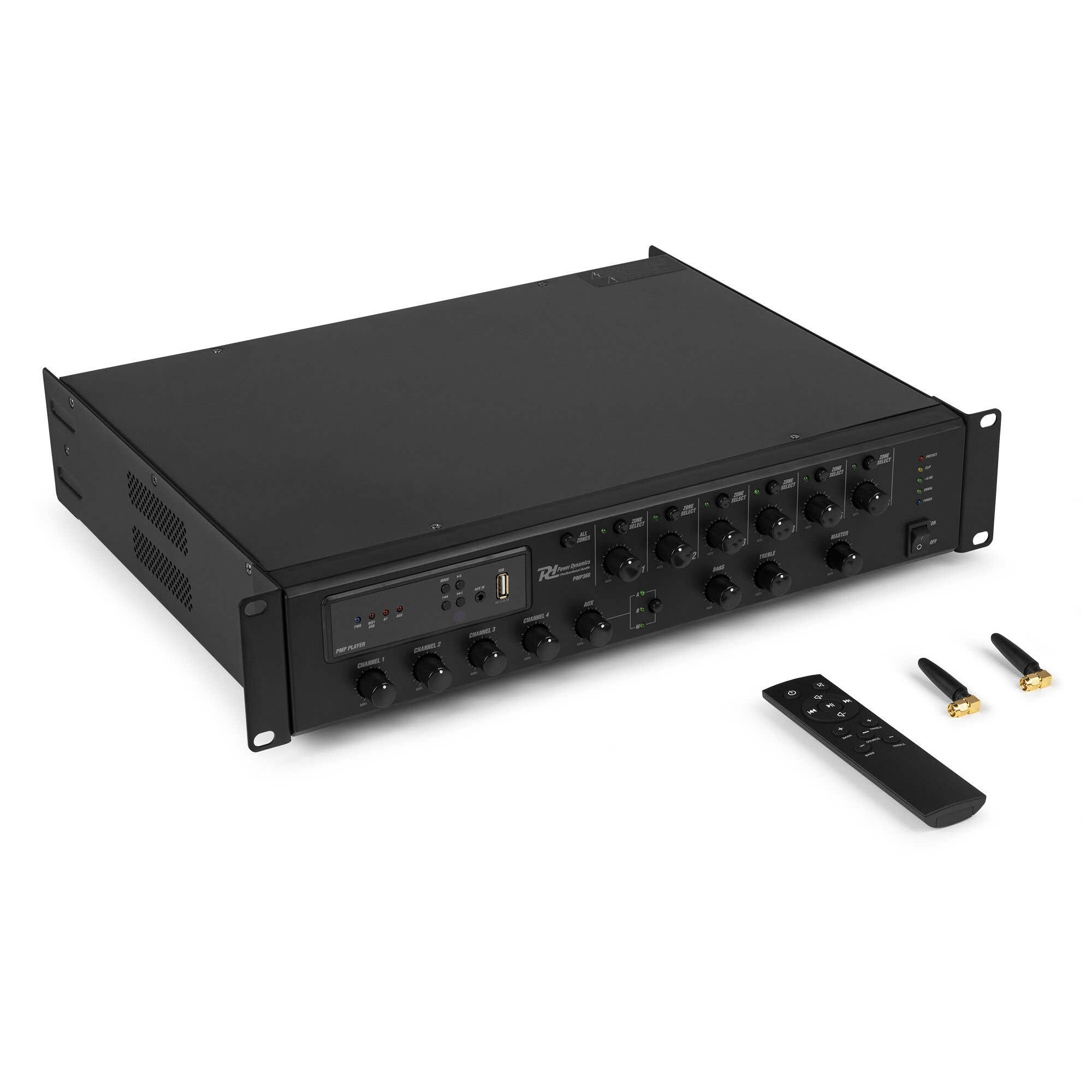 Amplificador de audio negro con perillas, botones y un control remoto. Dos antenas y un control remoto cerca.