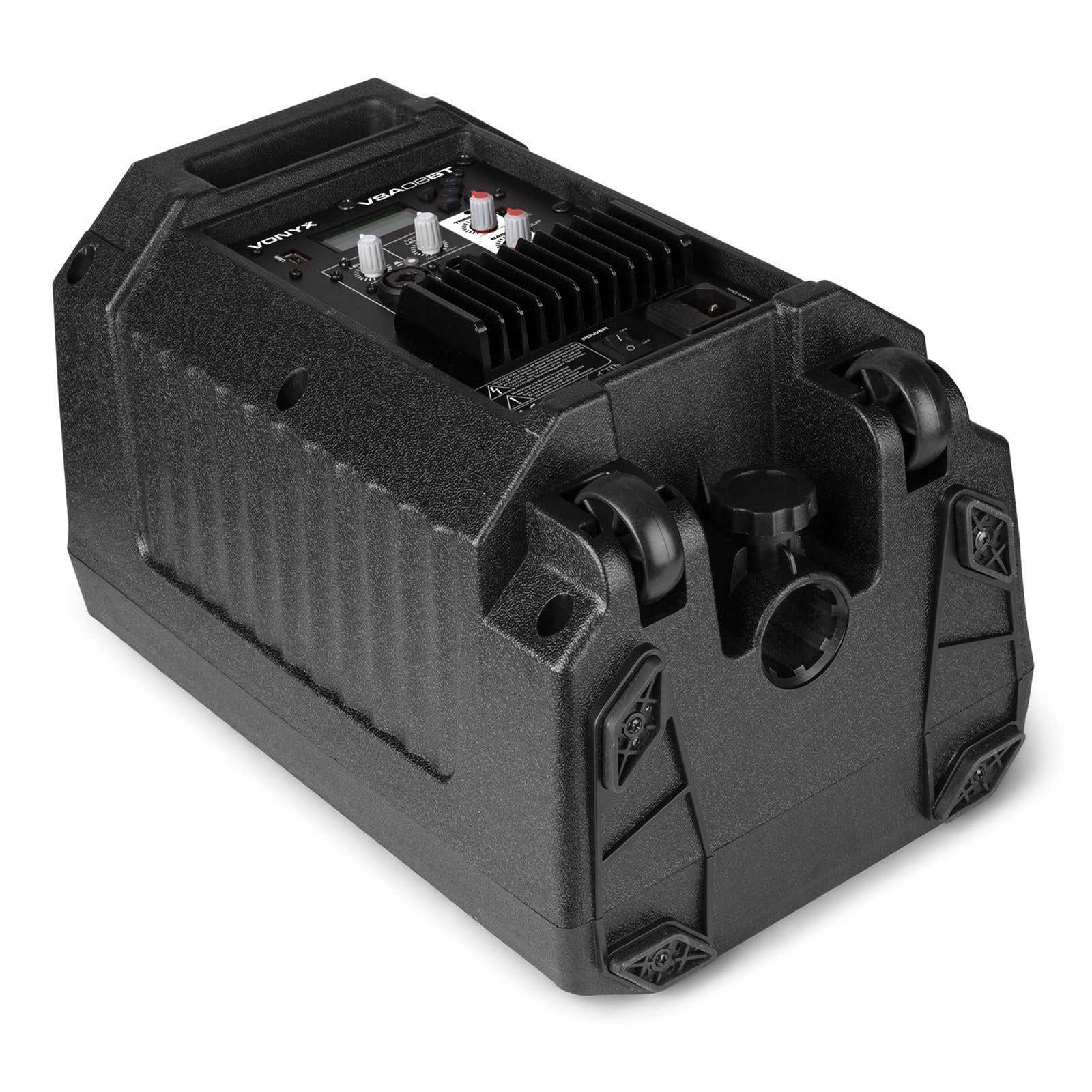 Un altavoz Vonyx VSAB8BT negro con ruedas, panel de control y asa, sobre una superficie blanca.
