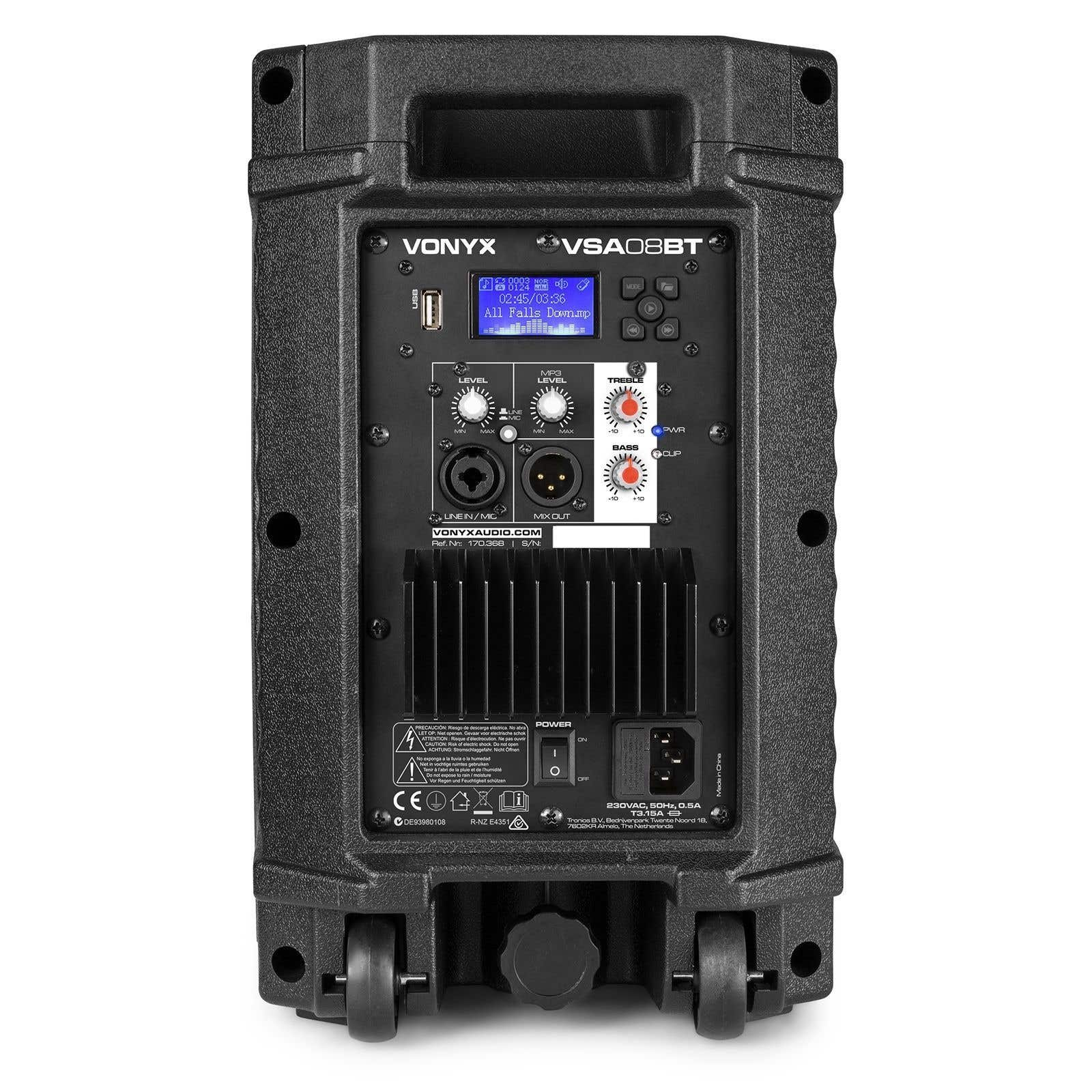 Altavoz negro con controles y pantalla. Muestra volumen e información de la canción.