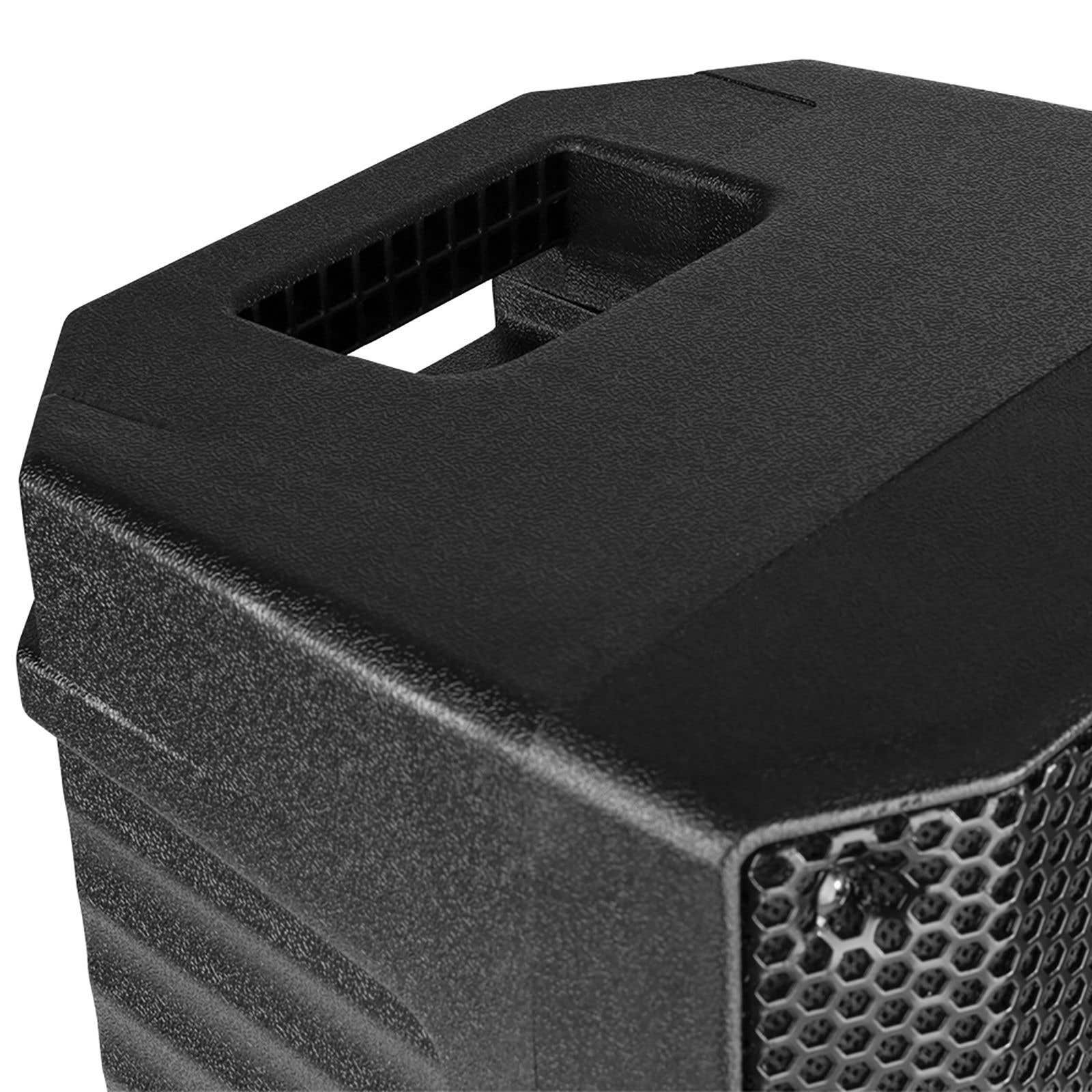 Primer plano de un altavoz negro. Un asa está cortada en la parte superior. La parte delantera tiene una rejilla de malla.