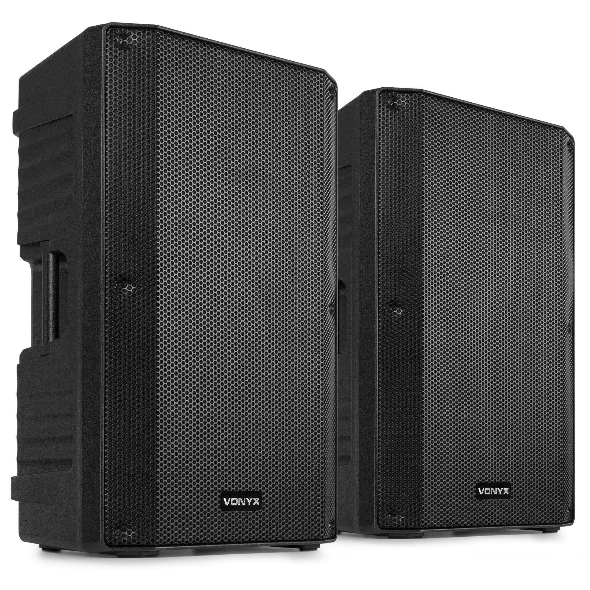 Dos altavoces negros Vonyx, uno delante del otro. Ambos tienen una rejilla frontal y un asa lateral.