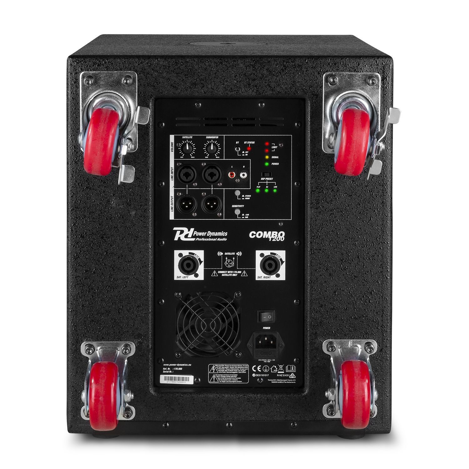 Altavoz negro con ruedas rojas. Tiene paneles de control y puertos de entrada/salida. La marca es Power Dynamics.