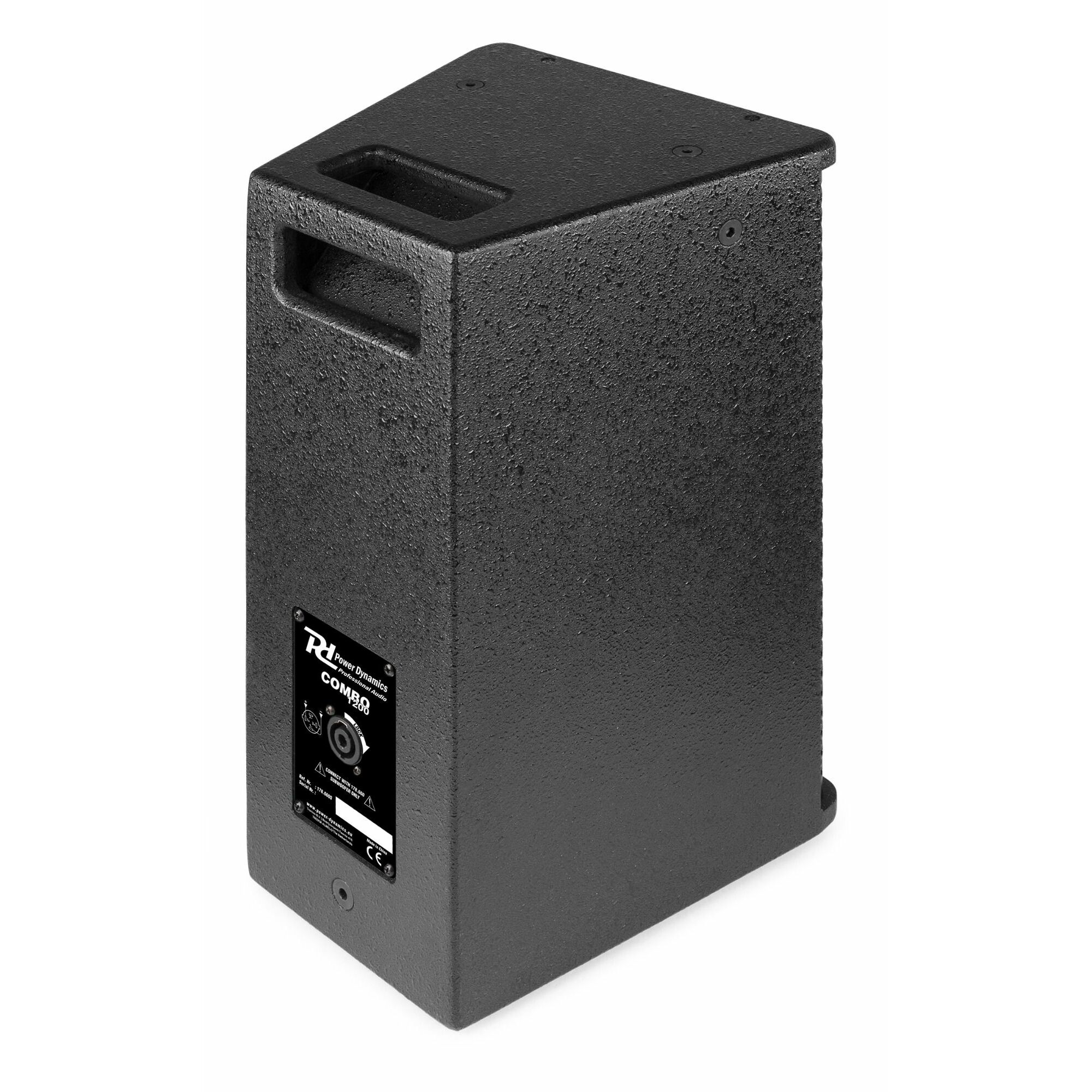Un altavoz negro con asa. Tiene el logotipo de Power Dynamics y una etiqueta COMBO. El fondo es blanco.