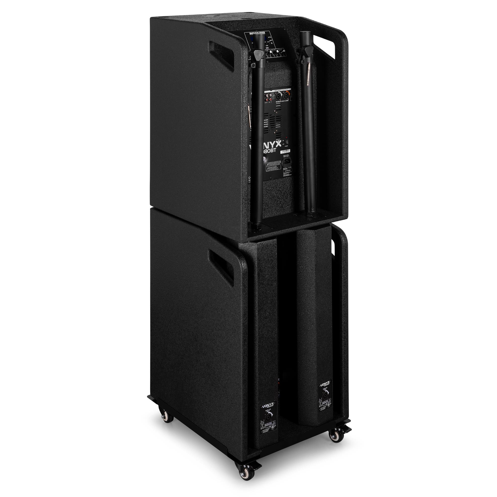 Sistema de altavoces negro sobre ruedas. Dos cajas apiladas, con controles visibles en la unidad superior.