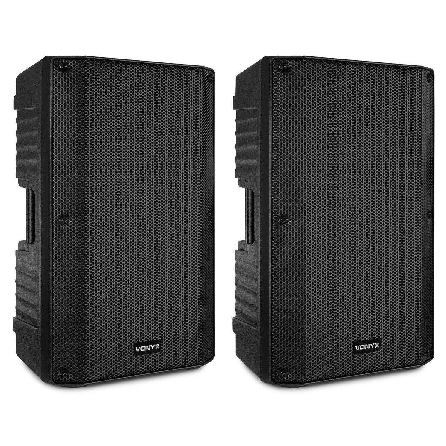Dos cajas de altavoces negros Vonyx con una rejilla metálica frontal. Los altavoces son rectangulares con esquinas redondeadas.