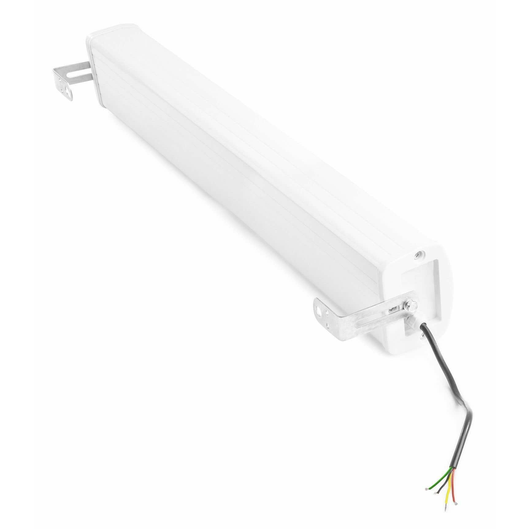 Una luminaria rectangular blanca con soportes metálicos y cables que se extienden desde el extremo, sobre fondo blanco.