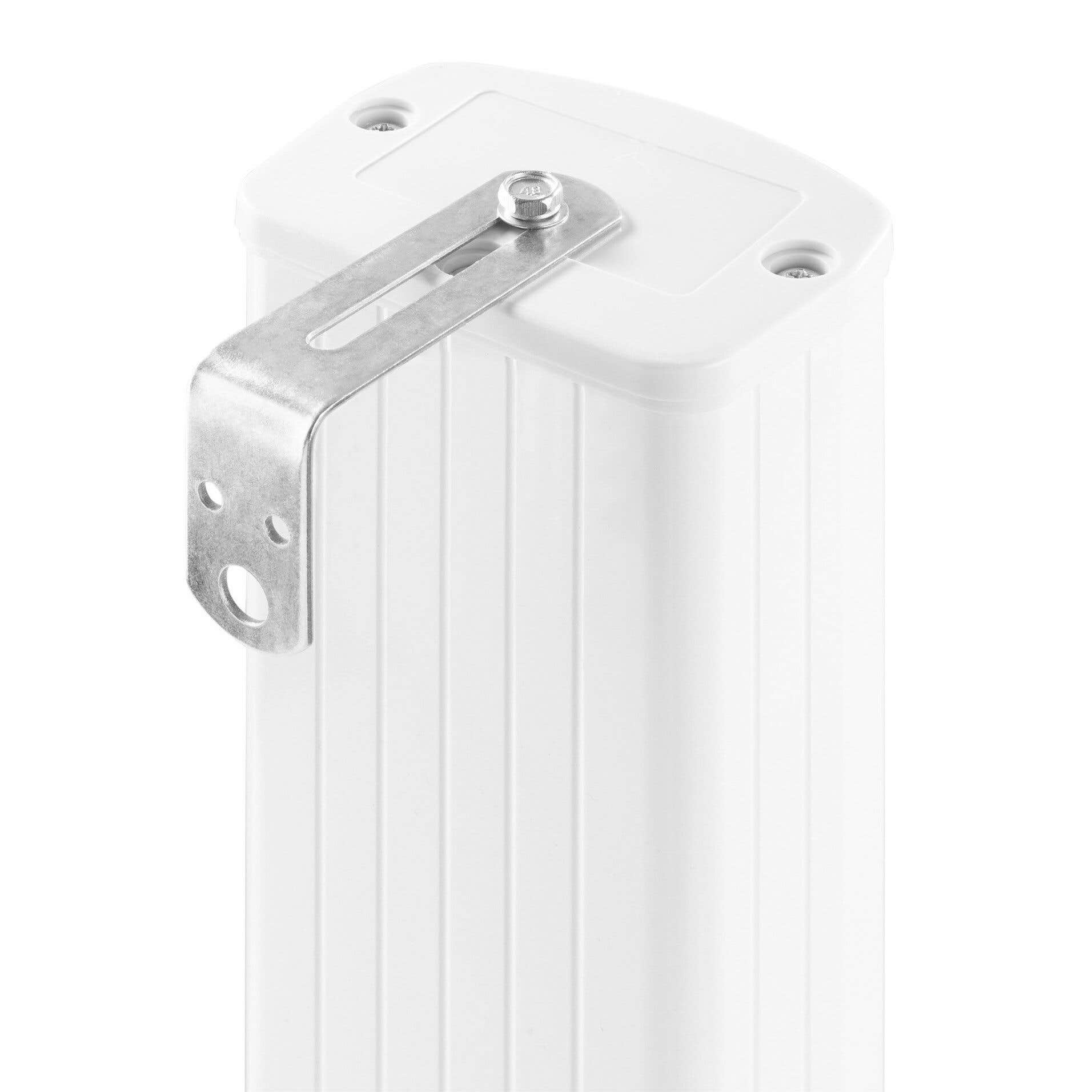 Un altavoz rectangular blanco con un soporte metálico adjunto. El altavoz tiene líneas verticales y tornillos.