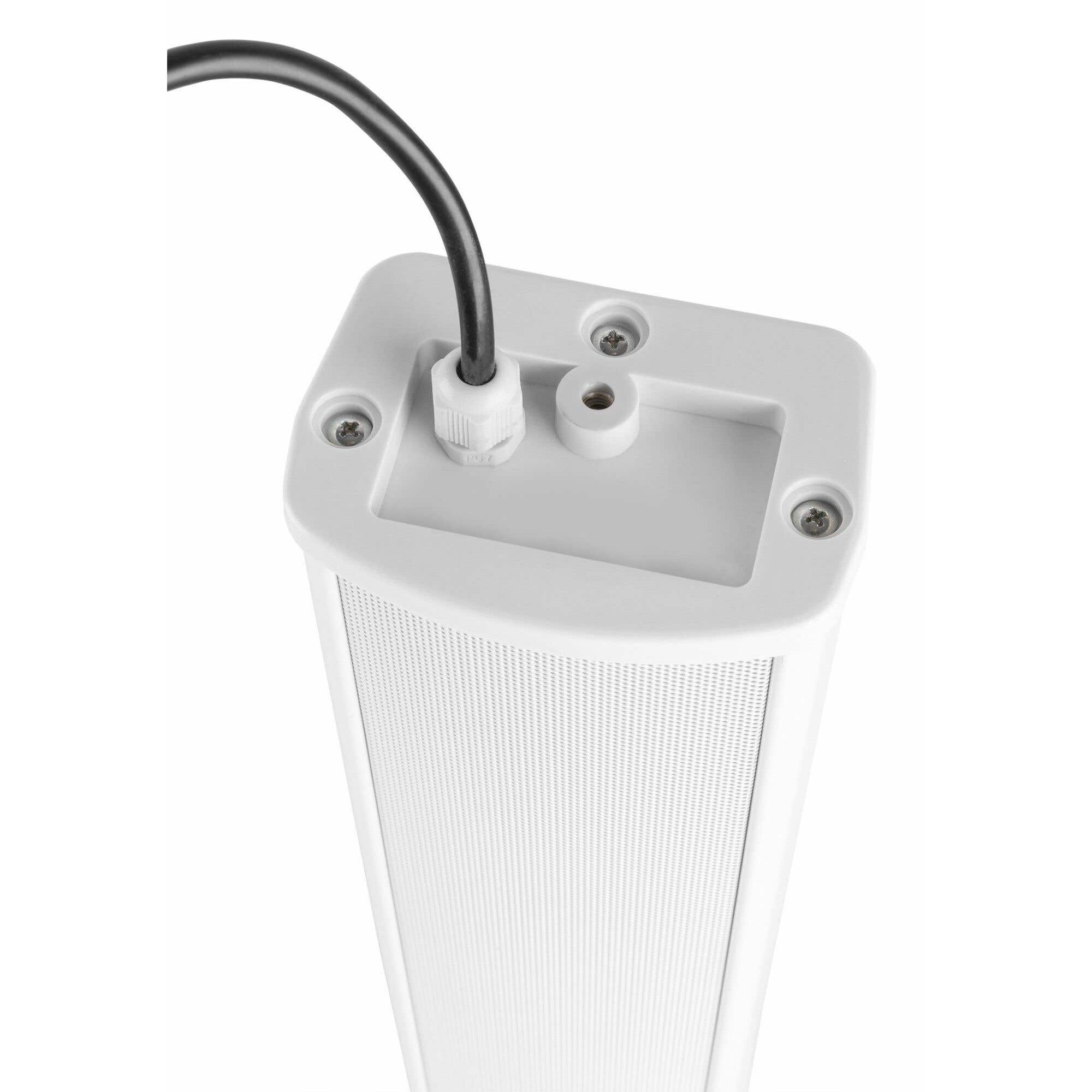 Primer plano de un altavoz blanco con cable negro. Tornillos y ventilación visibles. El fondo es blanco.