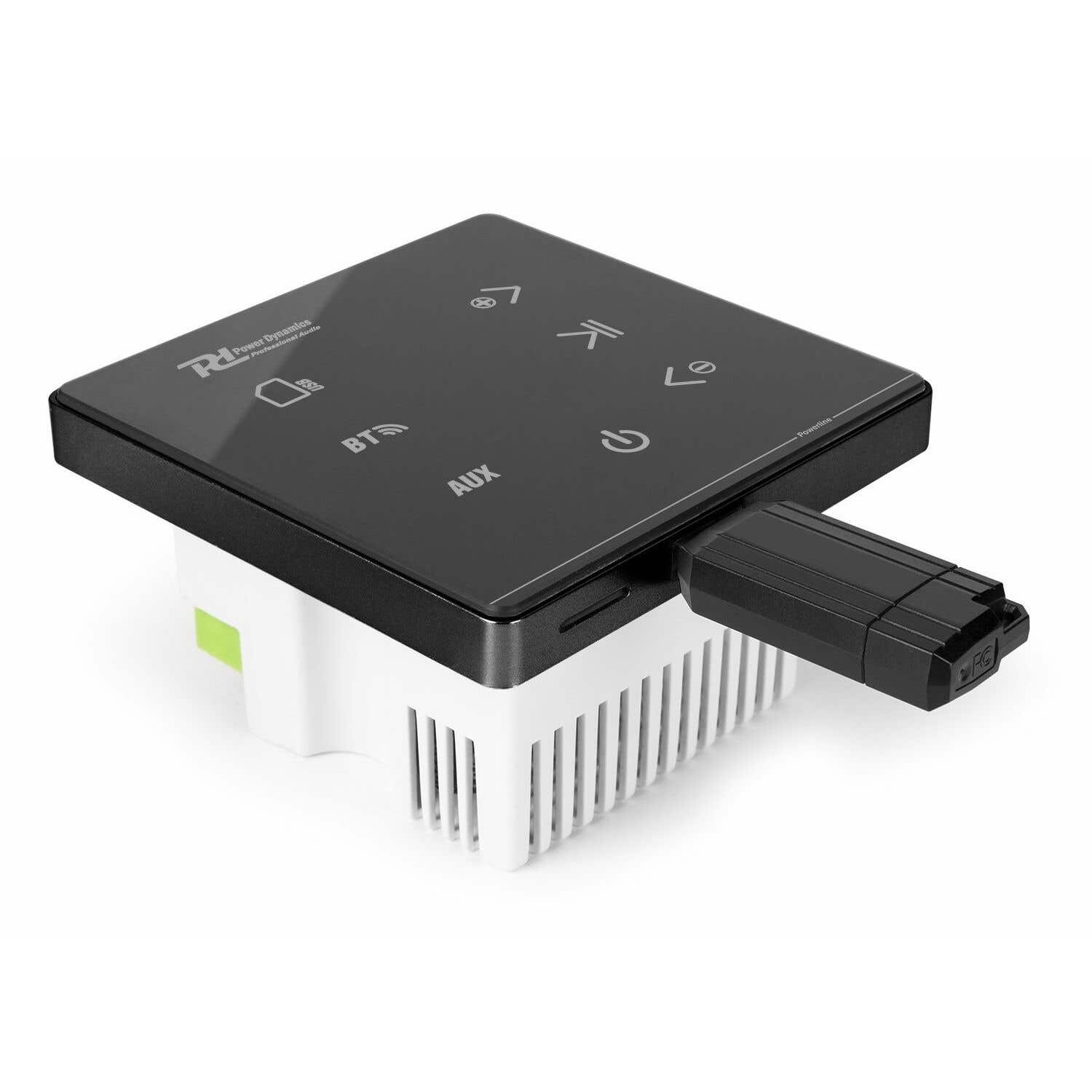 Dispositivo de audio negro con botones, unidad USB insertada. Base blanca con ventilación. Logotipo Power Dynamics.