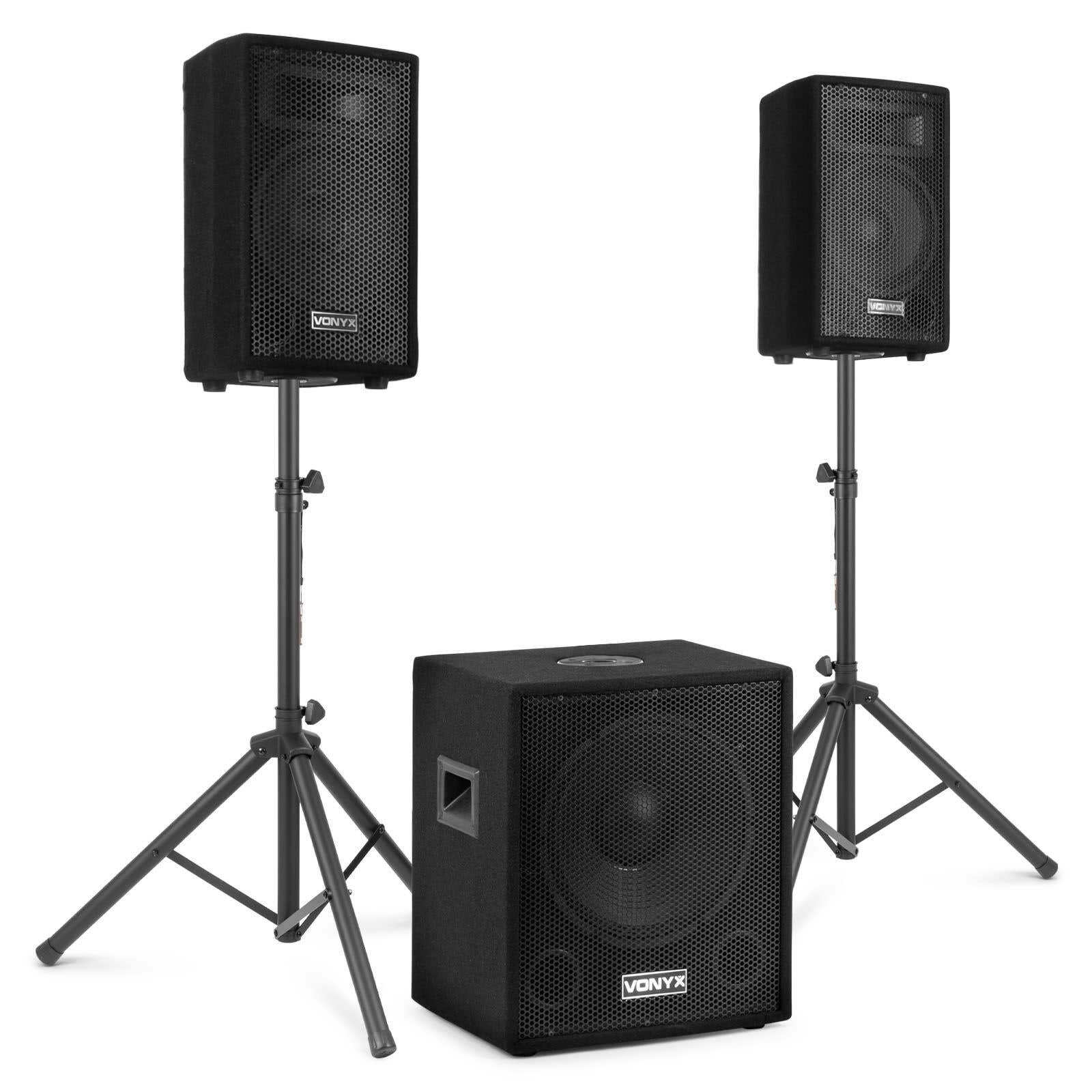 Tres altavoces negros sobre soportes. Uno es un subwoofer. Todos tienen el logo 'Vonyx'.
