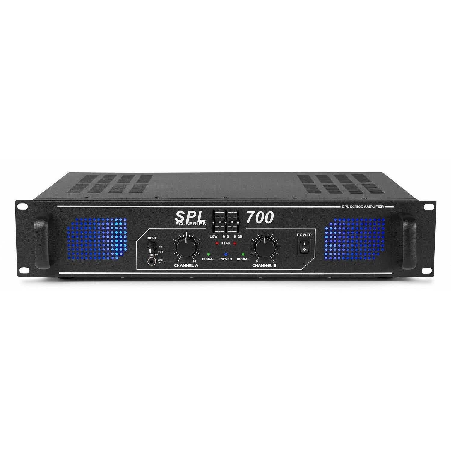 Un amplificador negro SPL serie 700 con perillas, botones y luces LED azules. Tiene manijas y etiquetas de texto como 'Channel A' y 'Power'.