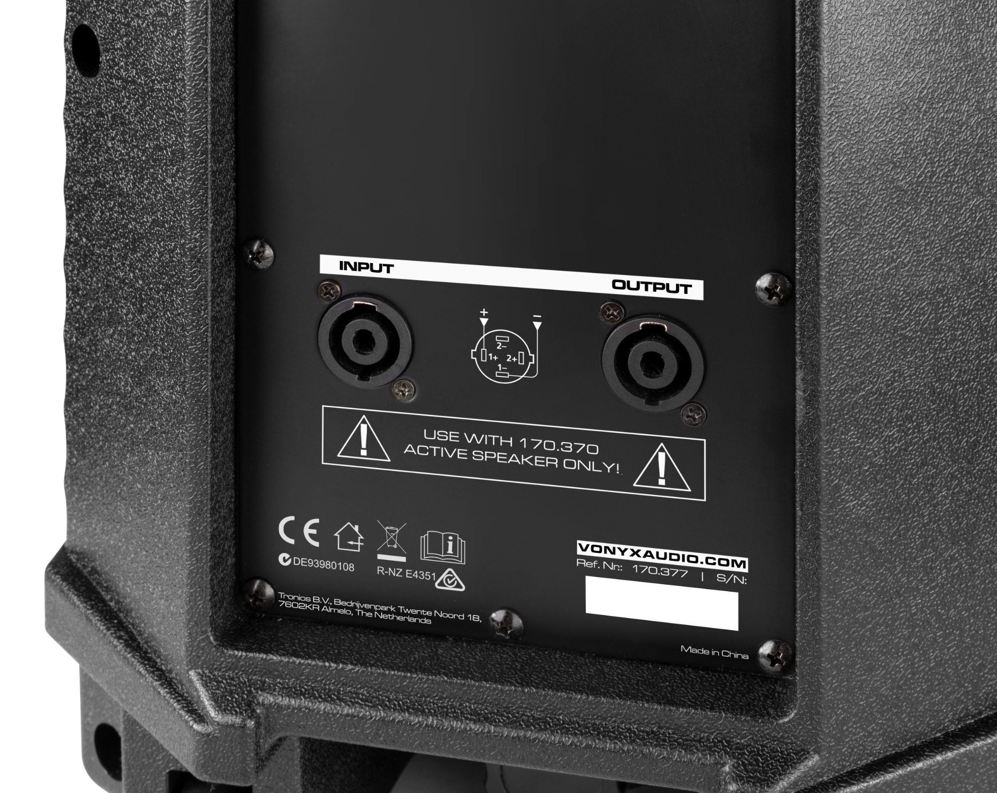 Panel trasero de altavoz negro con conectores de entrada y salida, etiquetas de advertencia e información de la marca. Hecho en China.