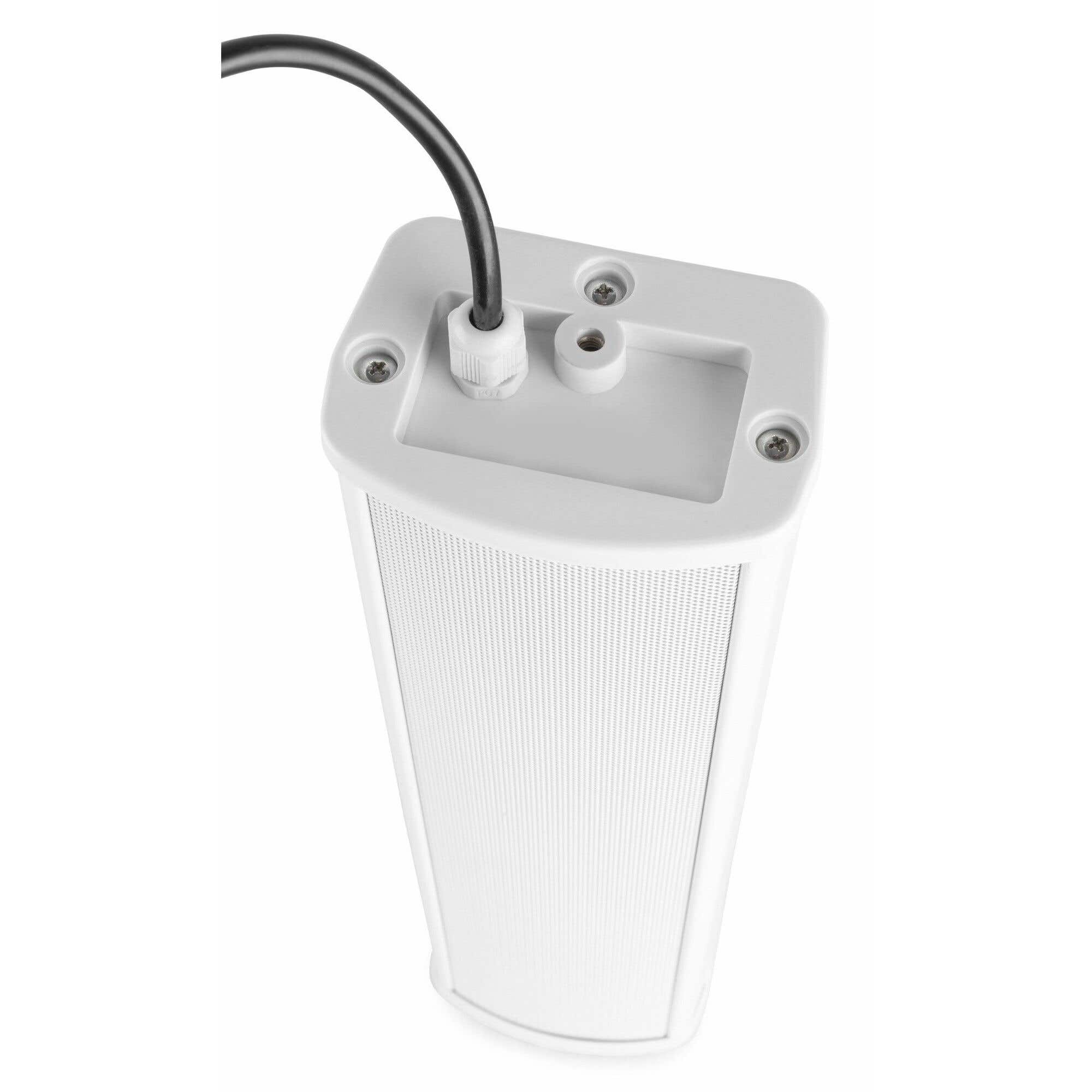 Altavoz blanco con cable negro. Tiene una parte frontal perforada y tornillos en la parte superior.