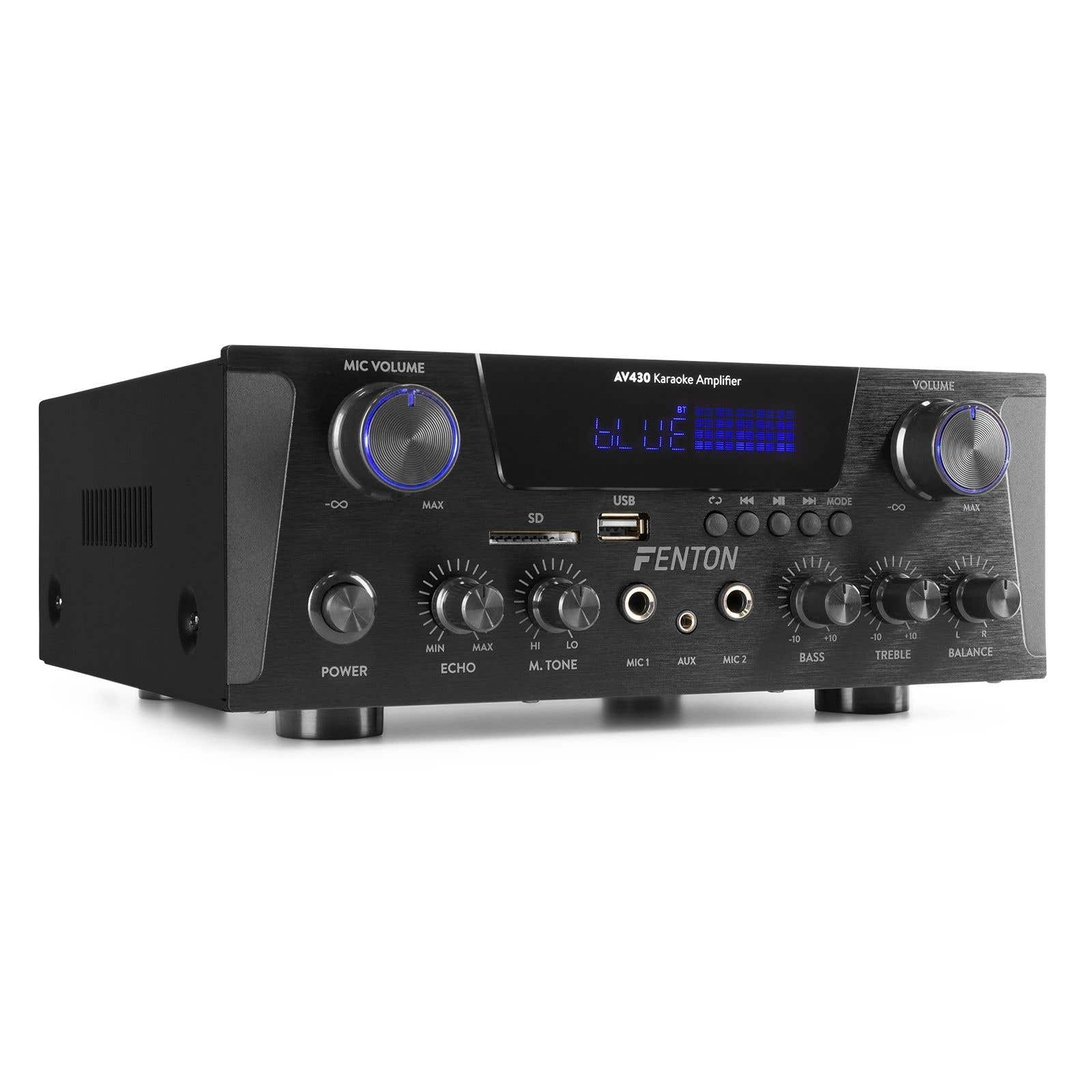 Amplificador de karaoke negro con perillas, botones y pantalla digital. Tiene controles de volumen, micro y eco.