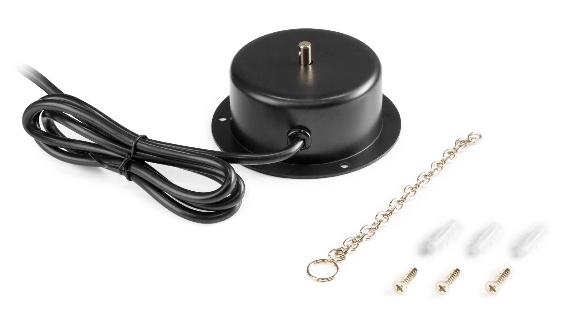 Un motor giratorio negro con cable de alimentación, cadena, tornillos y anclajes de pared sobre fondo blanco.