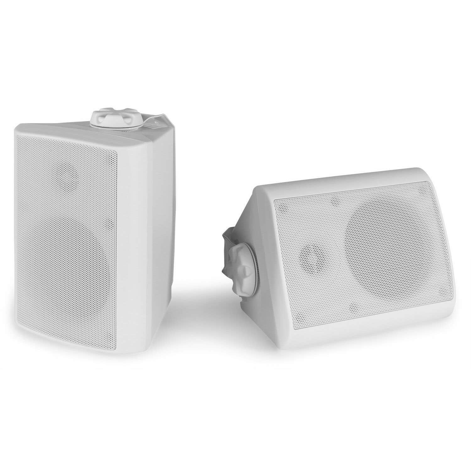 Dos altavoces blancos sobre fondo blanco. Uno está vertical, el otro en ángulo. Ambos tienen una parte frontal perforada.