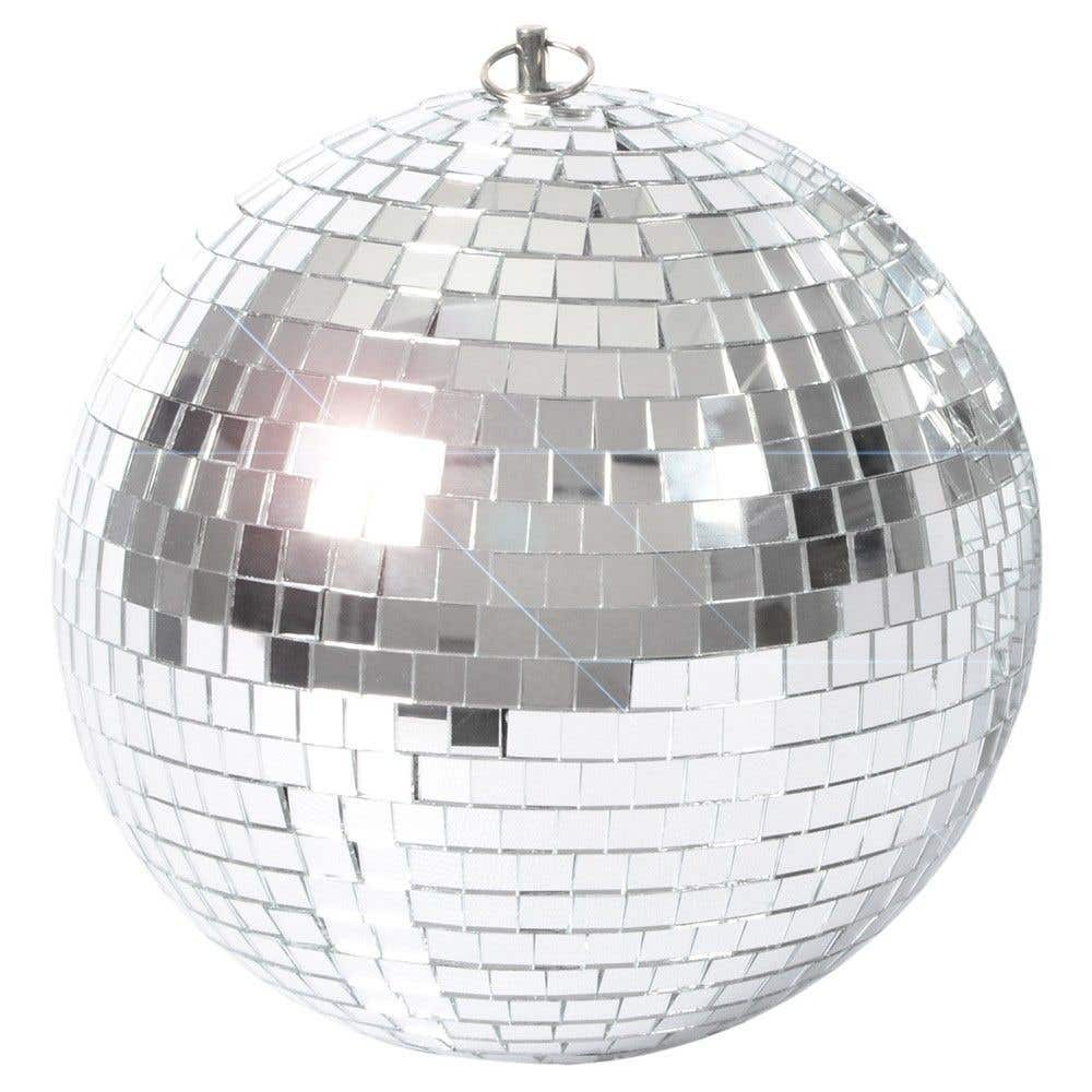Una bola de discoteca, esférica, cubierta de pequeños espejos cuadrados reflectantes. Un lazo de metal en la parte superior. Fondo blanco.