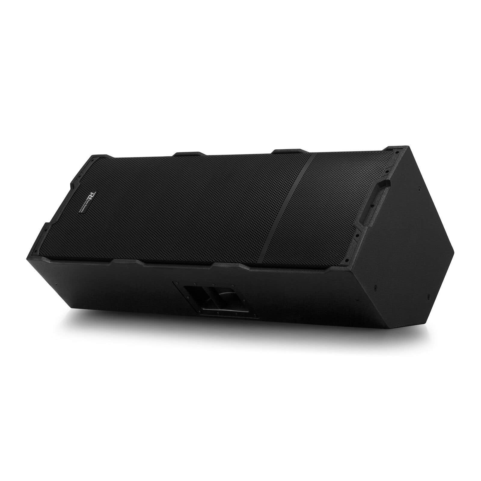 Un altavoz negro sobre fondo blanco. Es rectangular con una rejilla frontal. El altavoz está ligeramente inclinado hacia arriba.