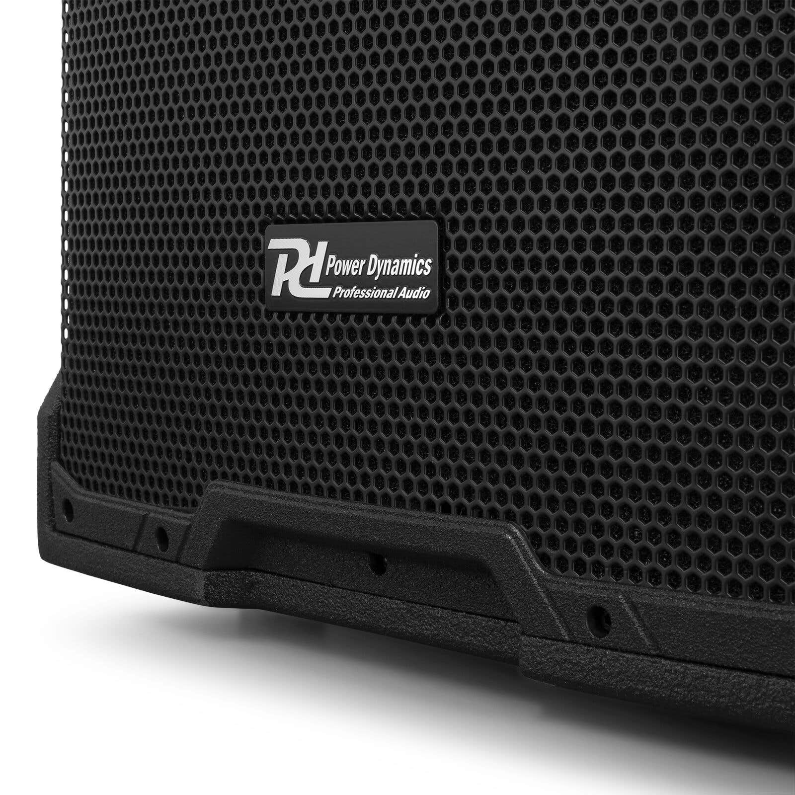 Primer plano de un altavoz negro con el logotipo de Power Dynamics. El altavoz tiene una rejilla frontal y un asa.