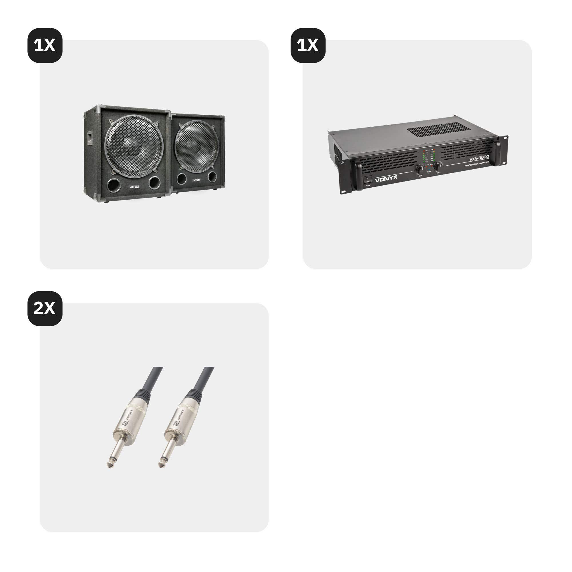 La imagen muestra equipos de audio. Dos altavoces, un amplificador y dos cables de audio sobre una superficie blanca.