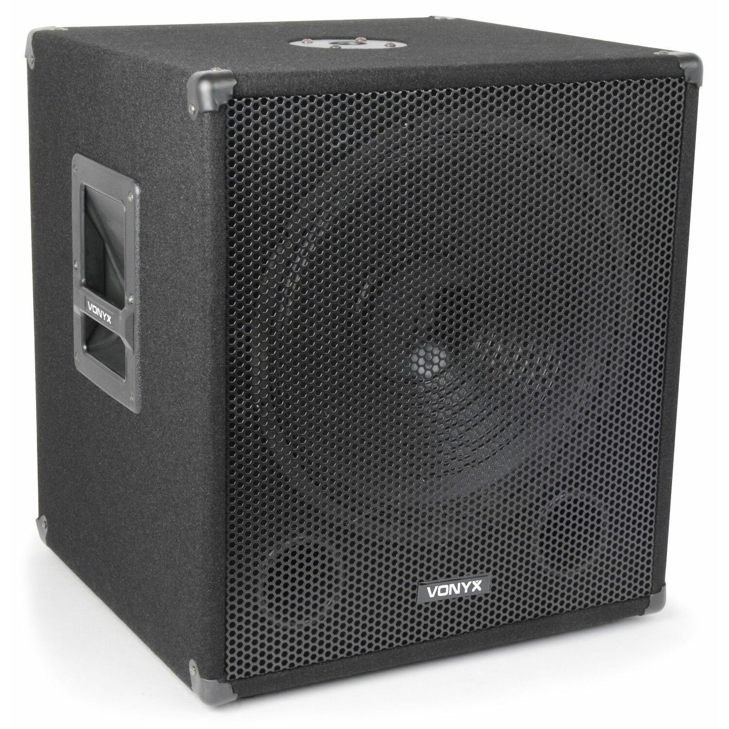 Un altavoz subwoofer Vonyx negro. Tiene una rejilla metálica en la parte delantera y un puerto en el lateral. El altavoz está sobre una superficie blanca.