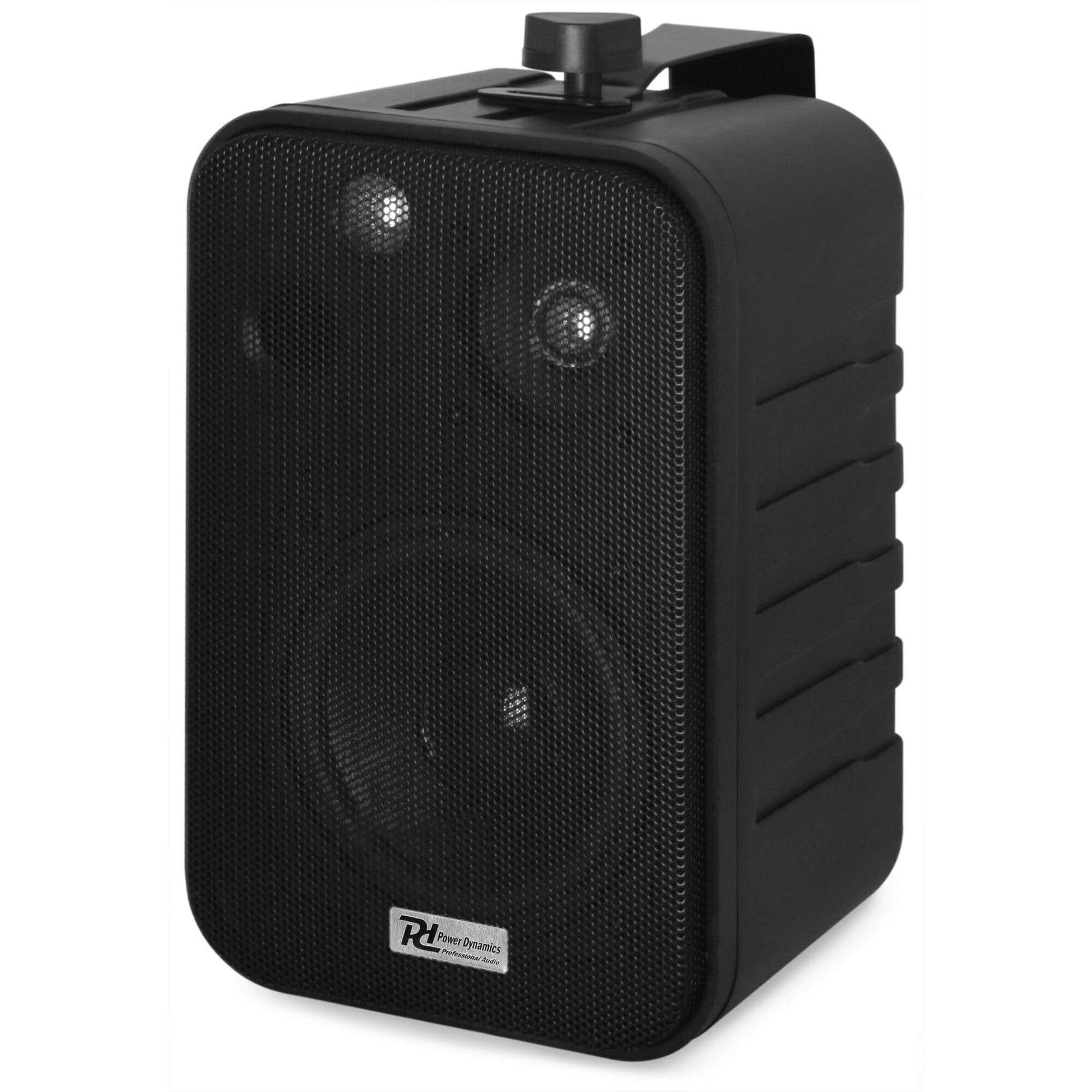 Un altavoz negro con rejilla frontal. Hay un soporte de montaje en la parte superior. Logotipo de Power Dynamics visible.