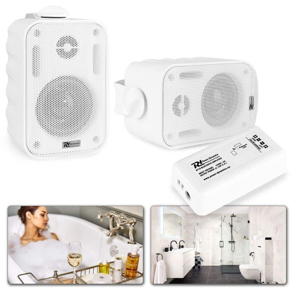 Altavoces y amplificador blancos. También se muestra a una mujer en una bañera y un baño moderno. El fondo es blanco.