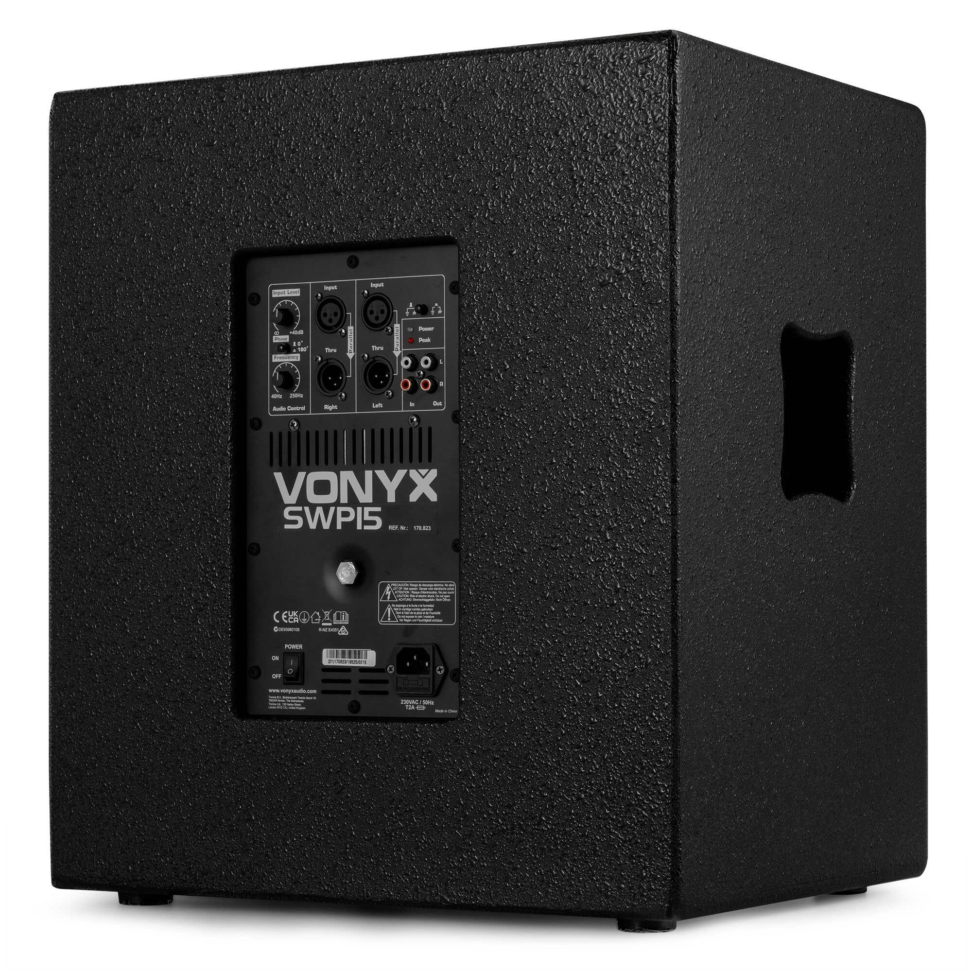 Un subwoofer negro Vonyx SWP15. Tiene varios puertos de entrada, controles y un botón de encendido. Hay una asa.