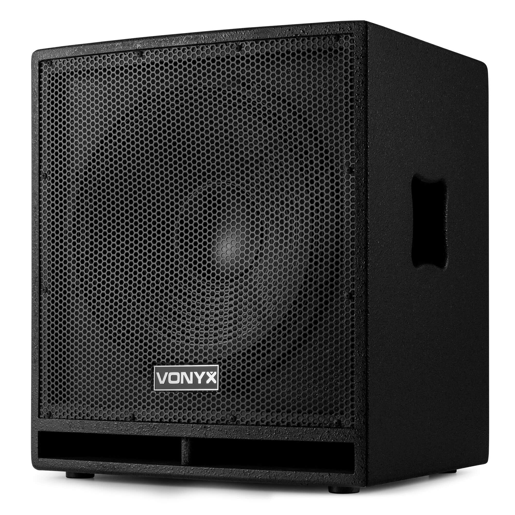Un altavoz subwoofer negro con una rejilla metálica frontal. La marca 'VONYX' es visible. Tiene un recorte de asa lateral.