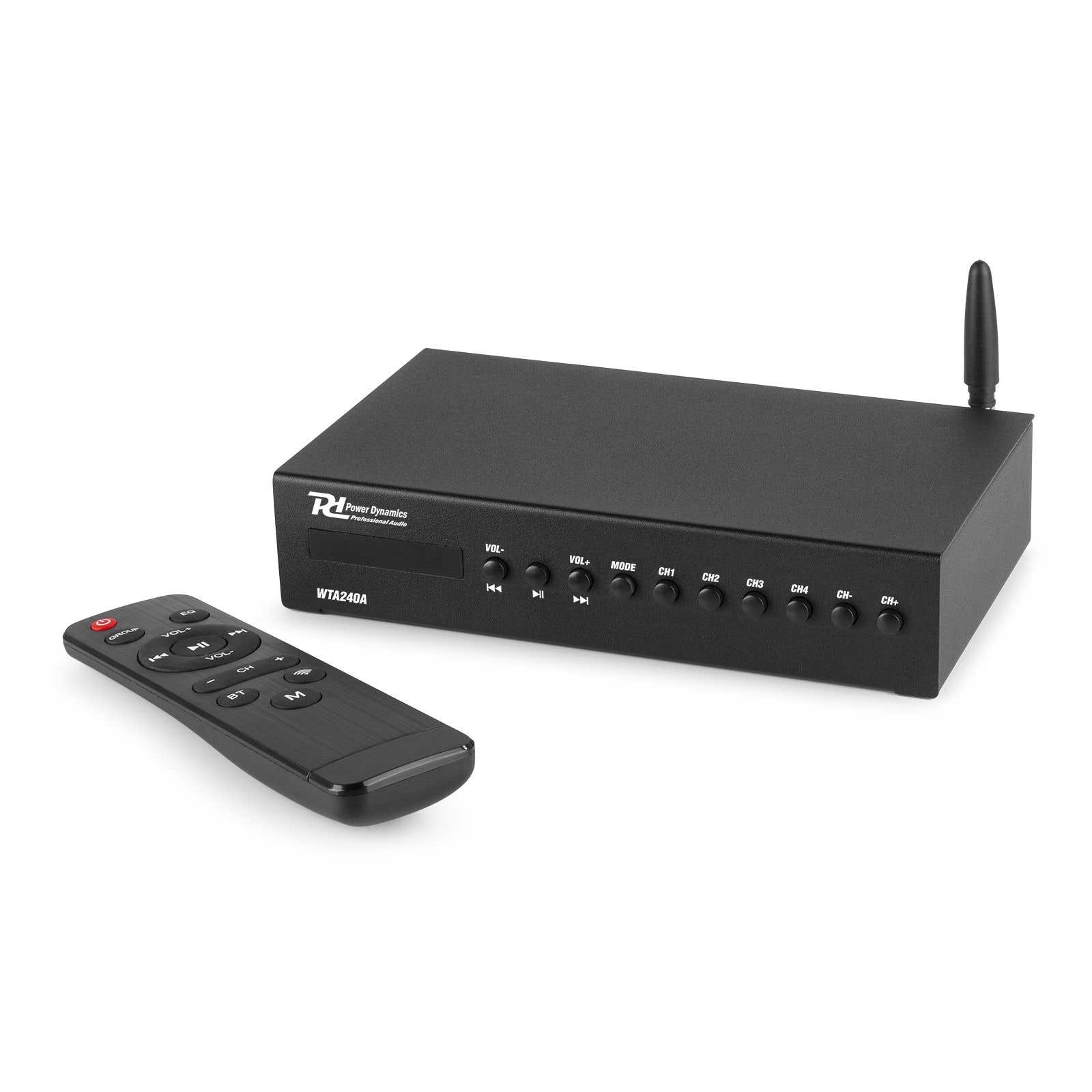 Receptor de audio negro con mando a distancia. El receptor tiene botones, una pantalla y una antena. El mando tiene botones.