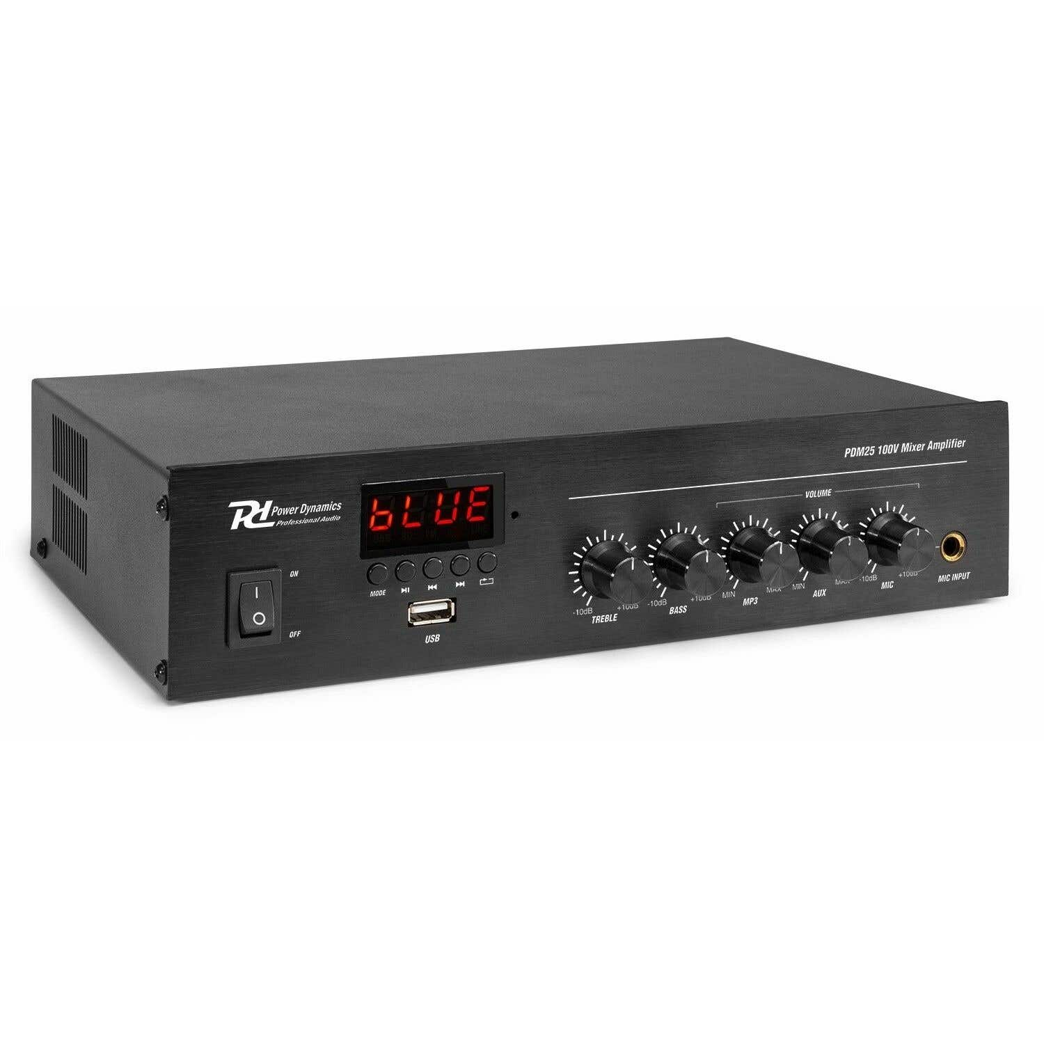 Un amplificador mezclador Power Dynamics negro. Tiene perillas para agudos, graves, MP3, AUX y micrófono. Hay una pantalla LED azul.