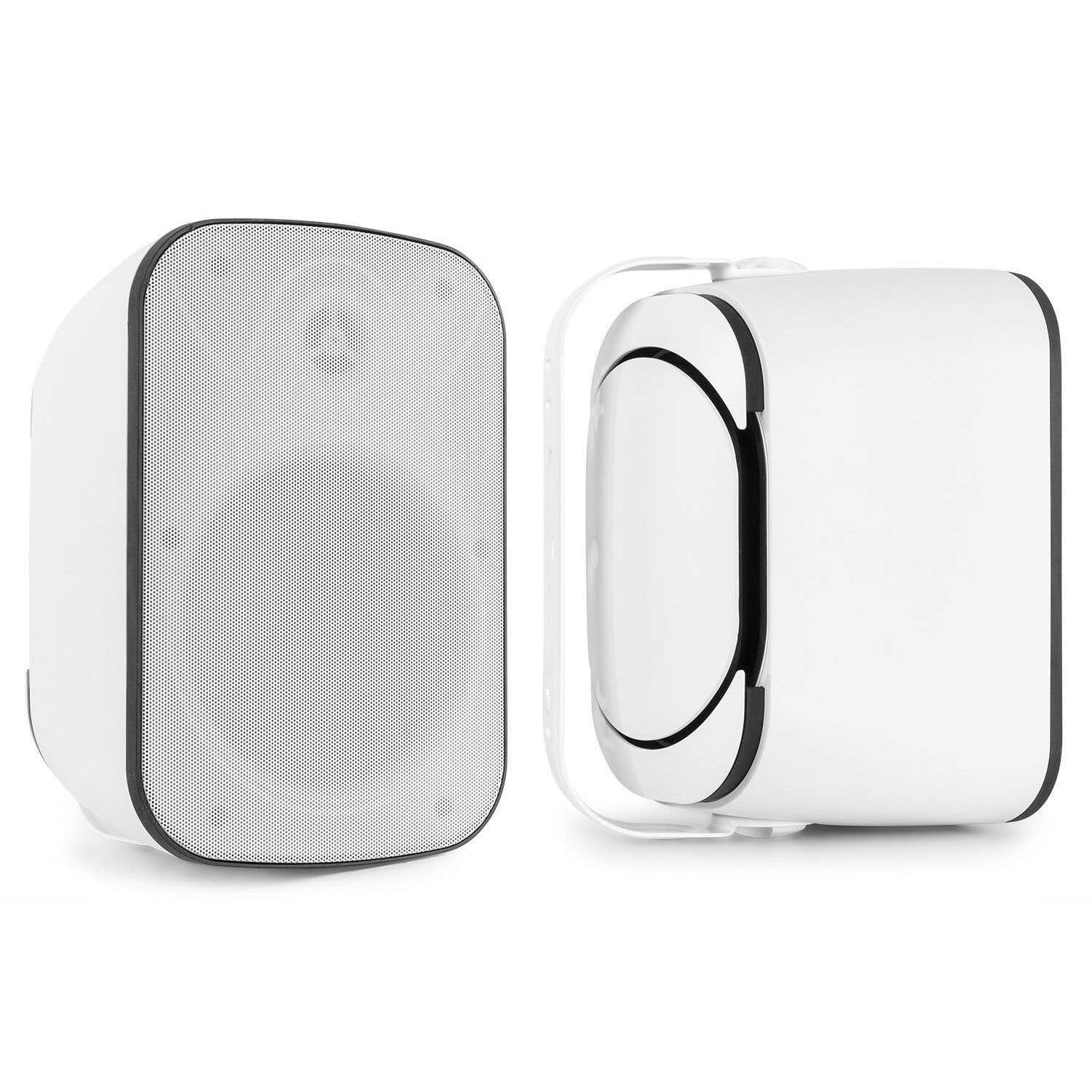 Dos altavoces blancos con bordes negros. Uno tiene una rejilla de metal frontal. El otro tiene un asa curva.