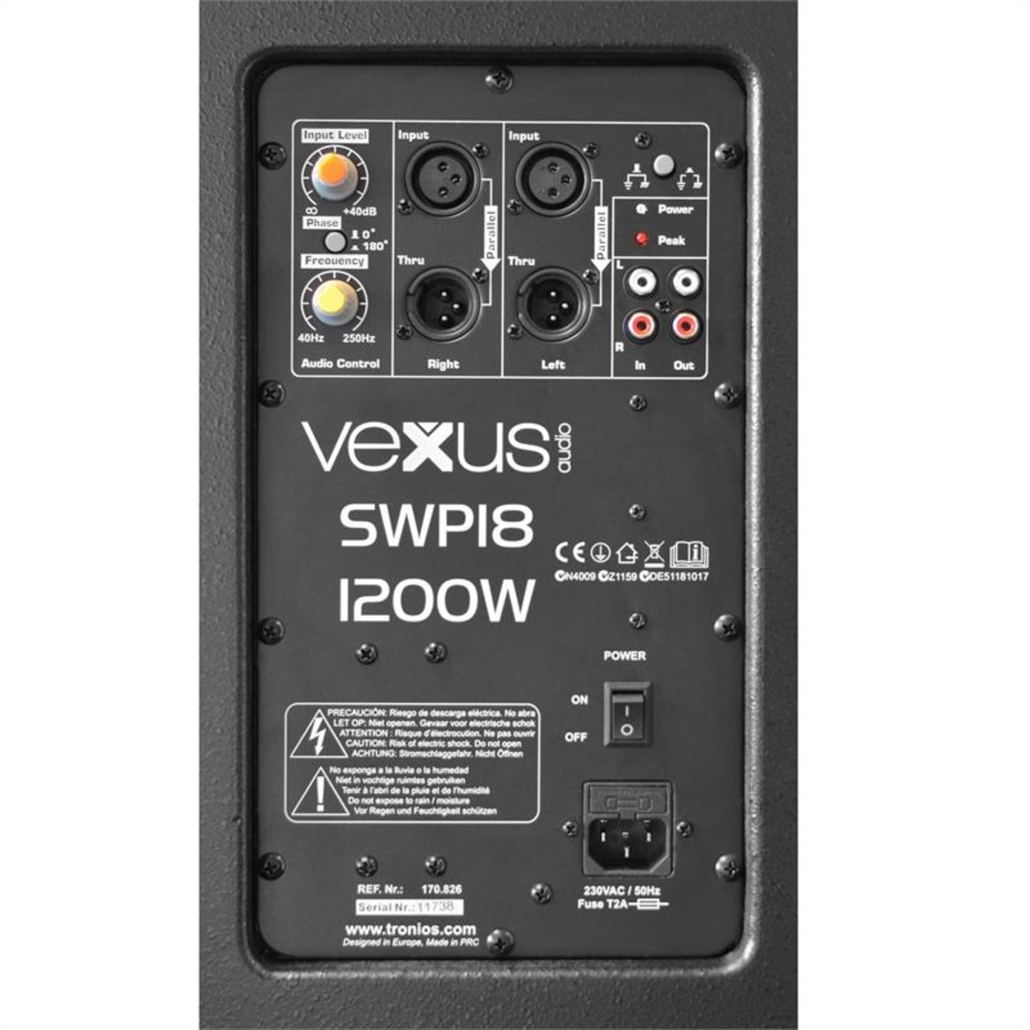 Panel trasero de amplificador de audio negro con varios puertos de entrada/salida, controles, interruptor de encendido y etiquetas de advertencia. Logotipo de audio Vexus.