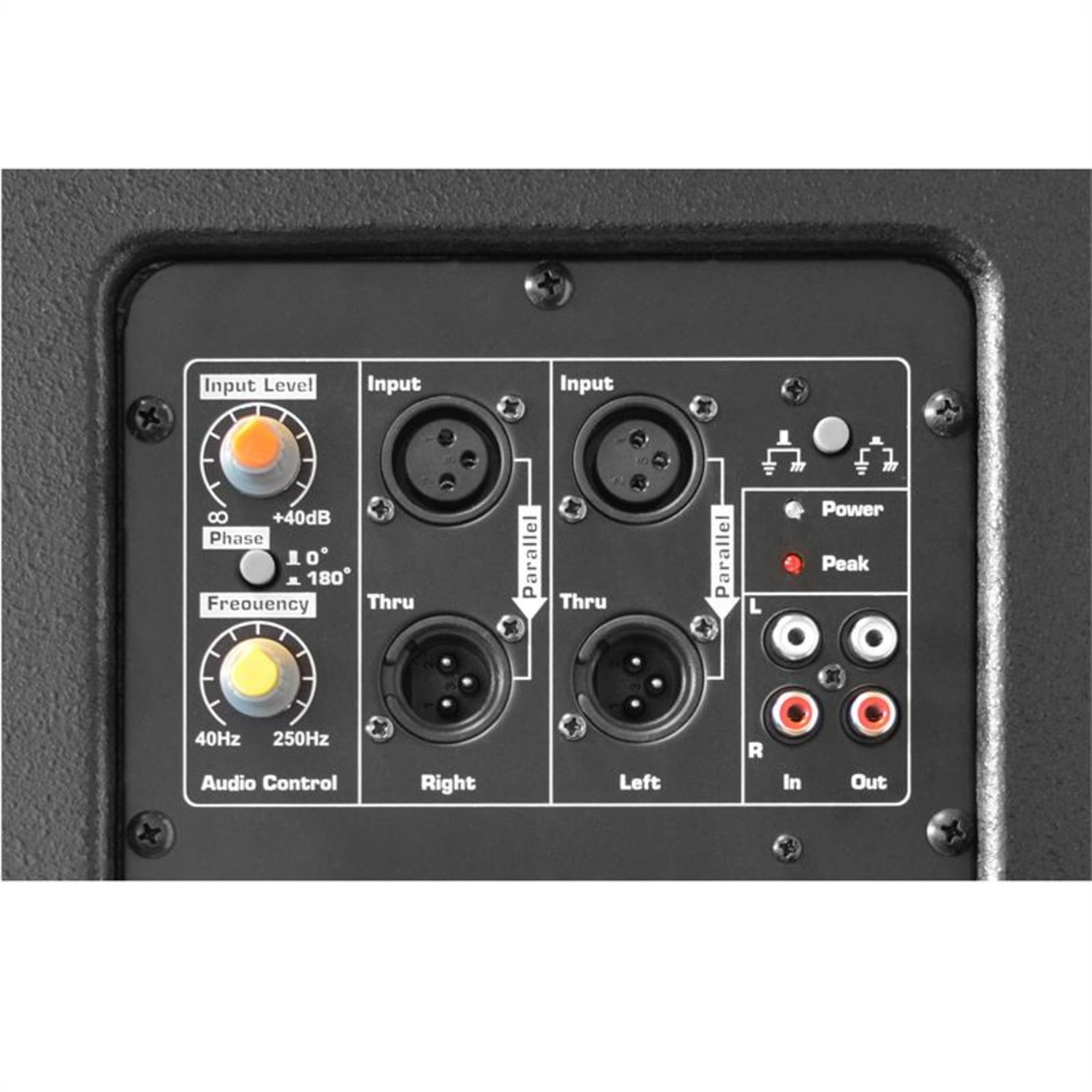 Panel de control de audio negro con controles de entrada, nivel y frecuencia. Tiene varios puertos e indicadores para alimentación y audio.