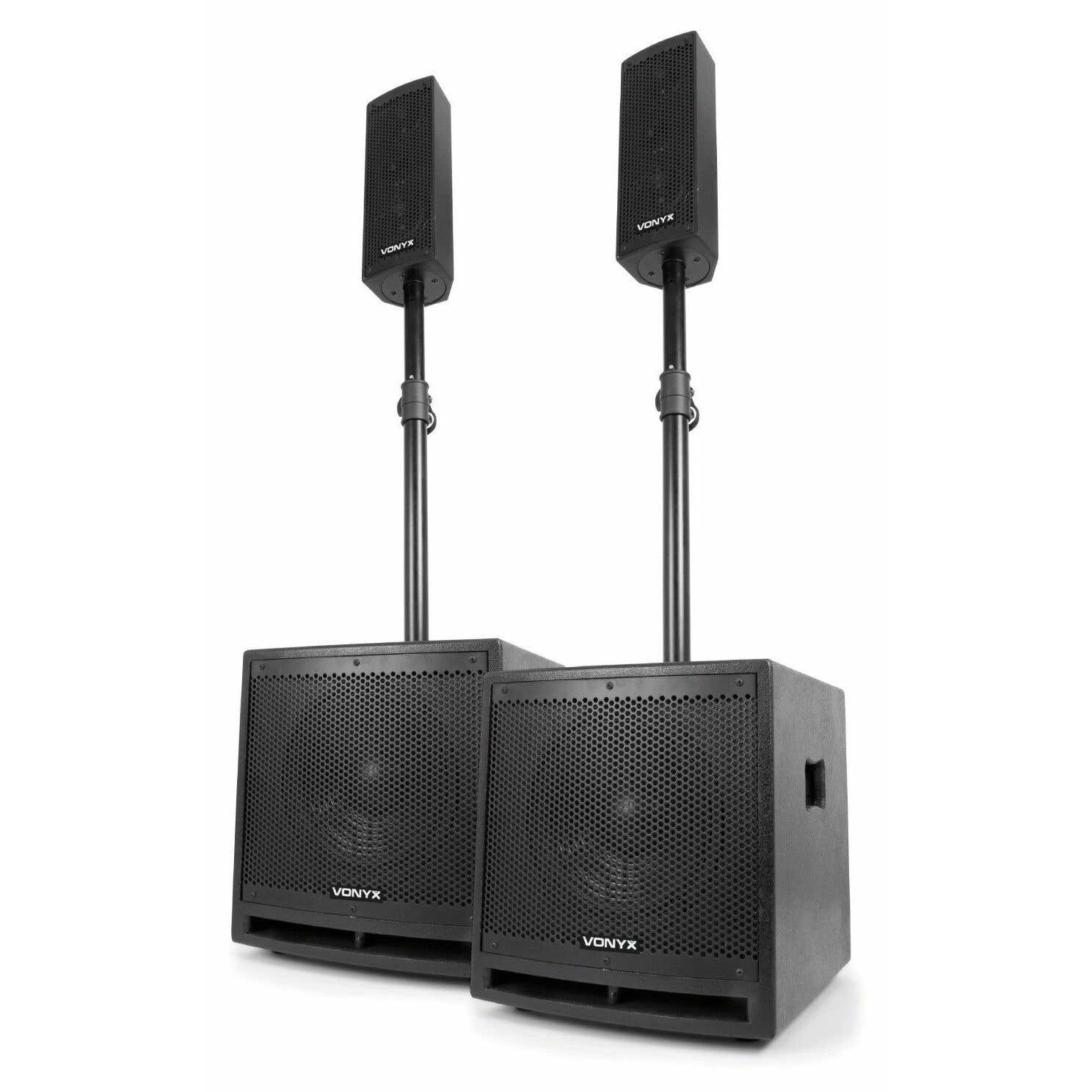 Dos sistemas de altavoces negros. Cada uno tiene un subwoofer y un altavoz en un soporte. Fondo blanco.