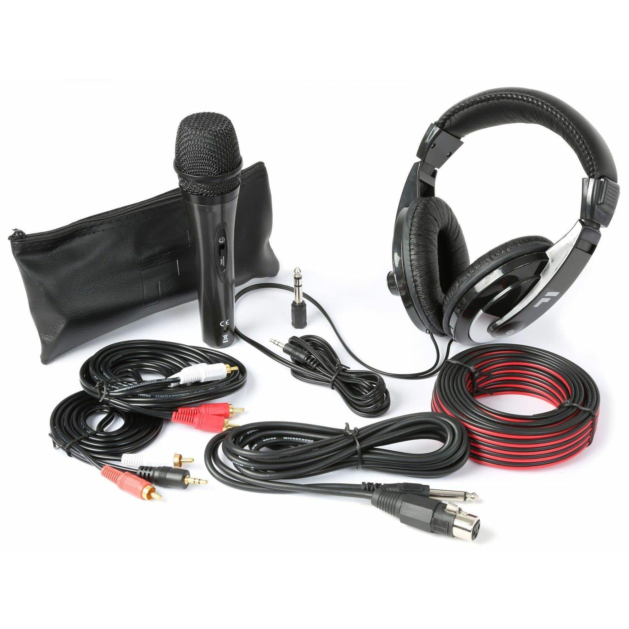Un micrófono, auriculares, cables y conectores están dispuestos sobre una superficie blanca. Todo es negro y rojo.