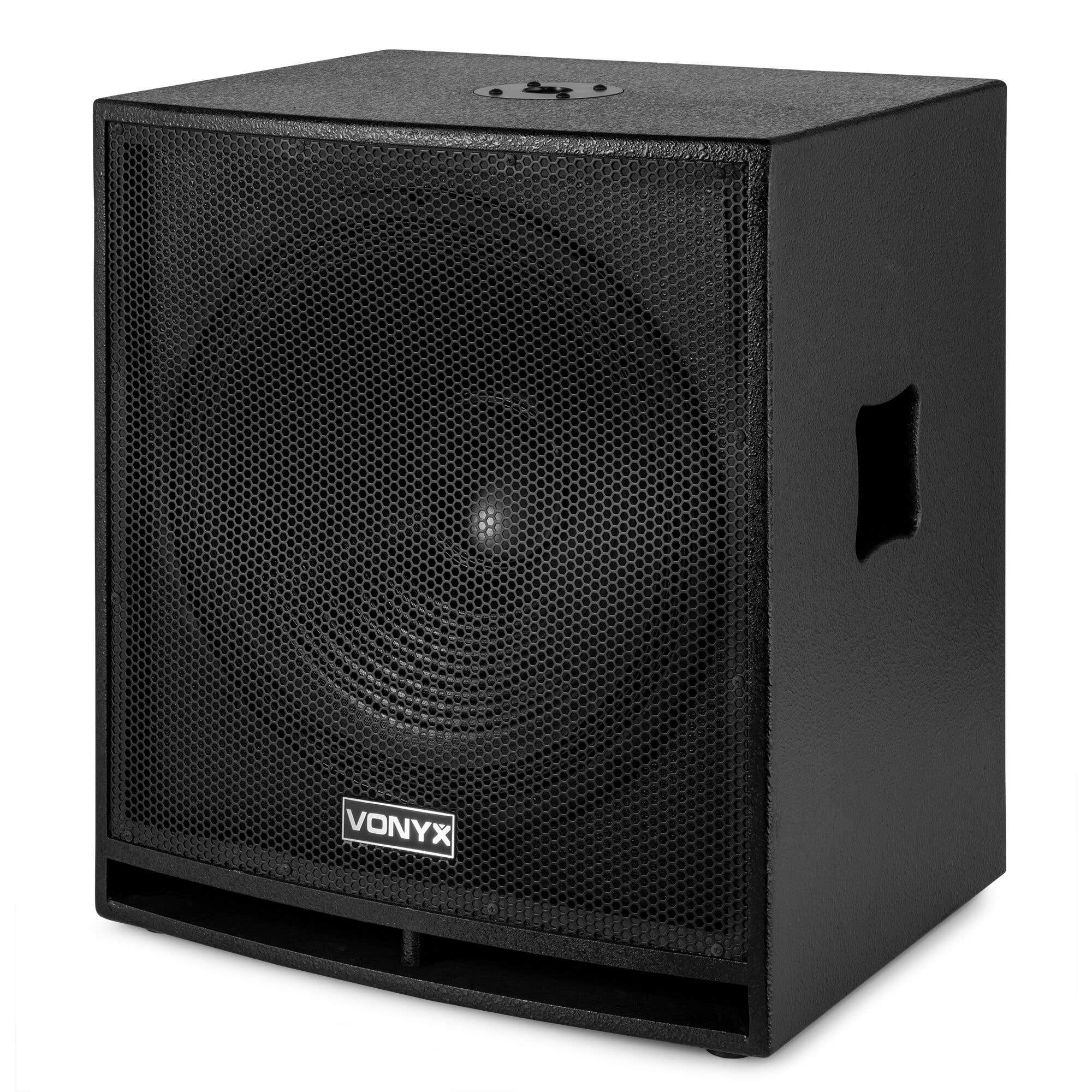 Un altavoz subwoofer Vonyx negro. Tiene una parte frontal de malla, un recorte para el asa y un acabado texturizado.