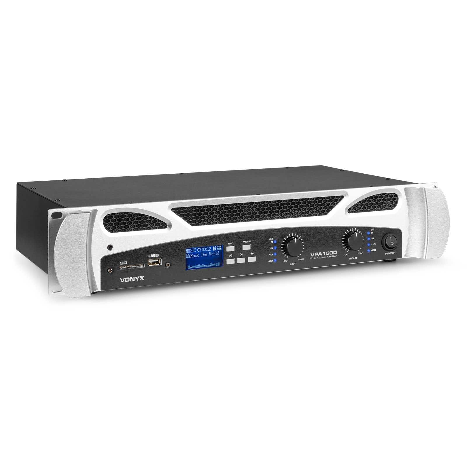 Un amplificador Vonyx VPA1500. Tiene una pantalla, perillas y entradas para USB y tarjetas SD, junto con un botón de encendido.