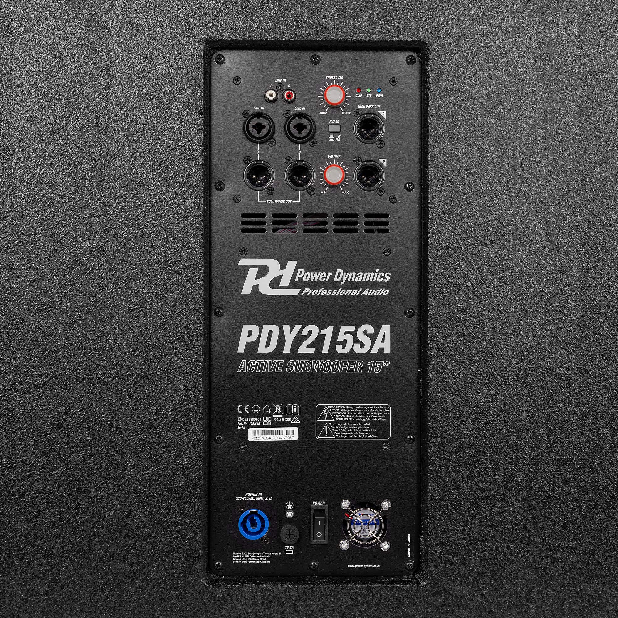 Panel de control de subwoofer negro con entradas, salidas y diales. Incluye un interruptor de encendido y un ventilador. Marca 'Power Dynamics'.