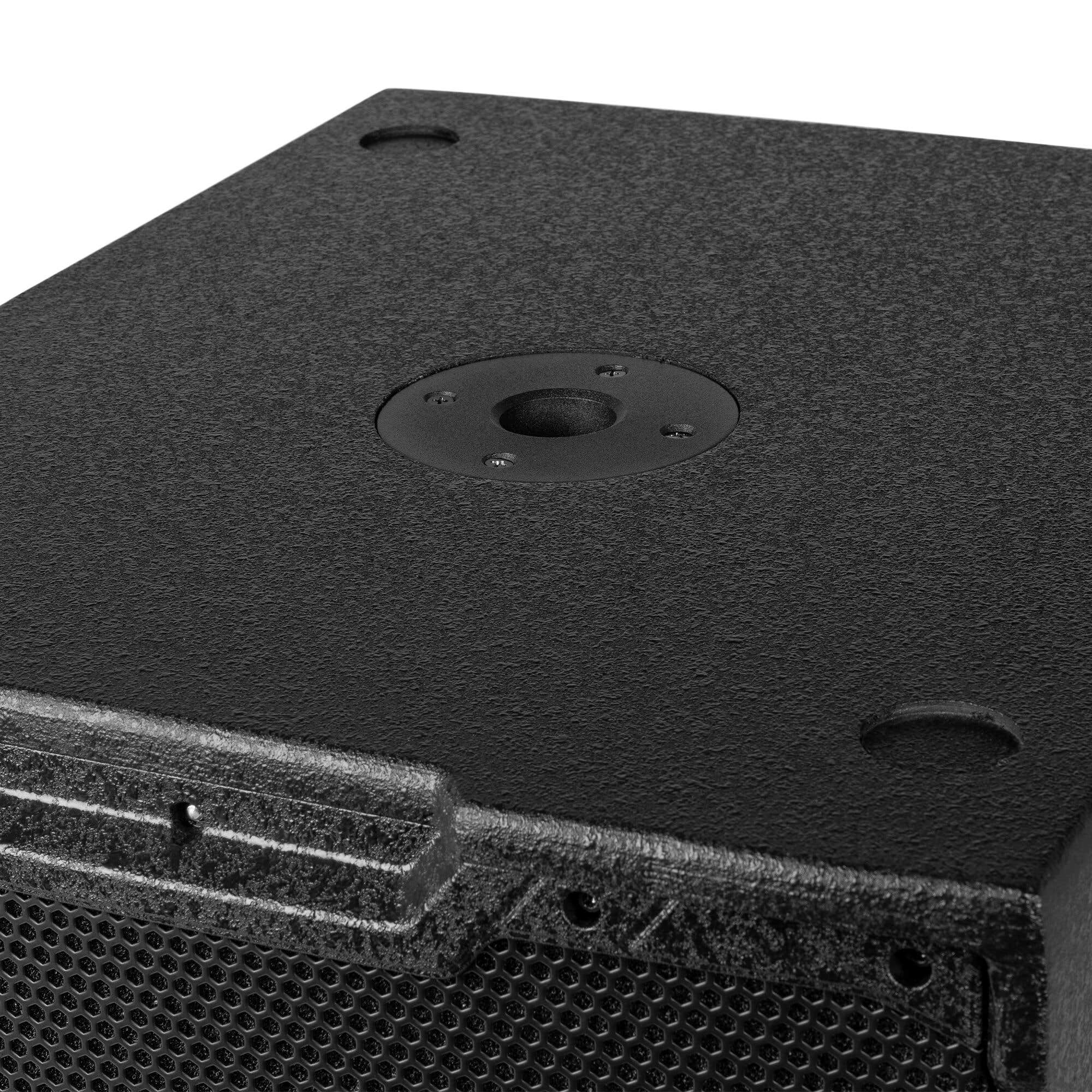 Primer plano de un altavoz negro. La parte superior tiene una superficie texturizada con una característica circular central.