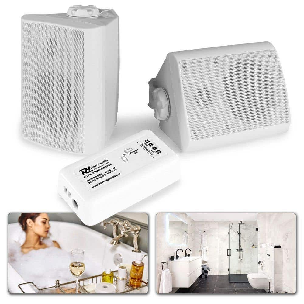 Altavoces blancos, amplificador y escenas de baño. Una escena muestra a una mujer en una bañera, otra un baño moderno con ducha.