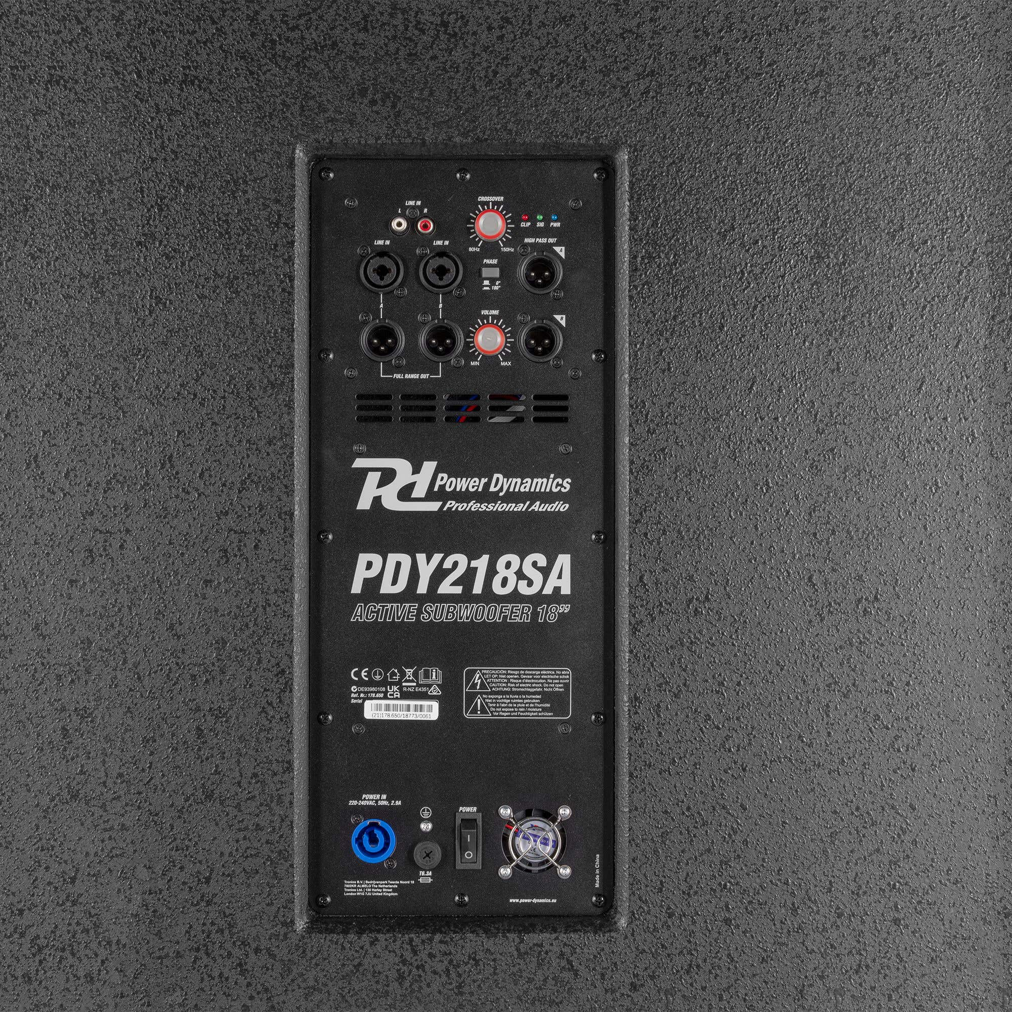 Panel trasero de un subwoofer. Contiene entradas, controles, un interruptor de encendido y marca. Negro y gris.