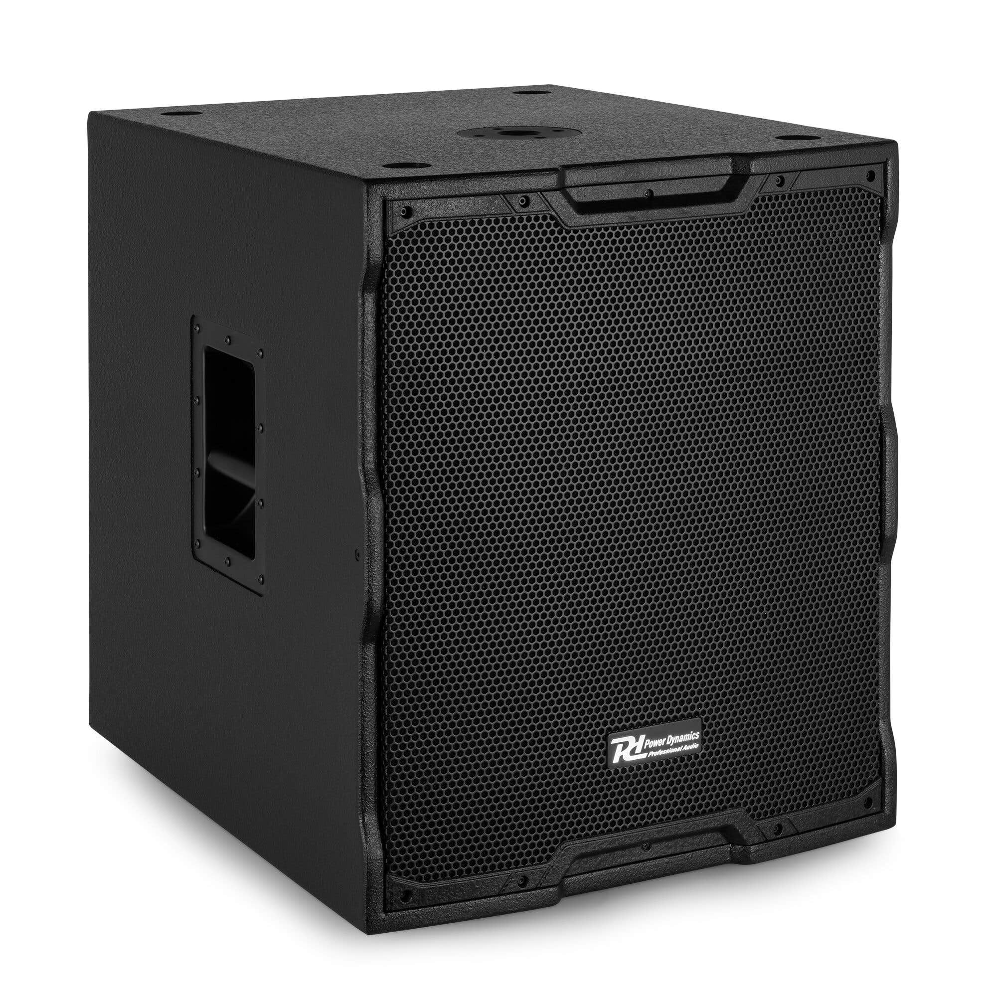 Un altavoz subwoofer negro con una rejilla frontal de panal y un asa lateral. La marca 'Power Dynamics' es visible.