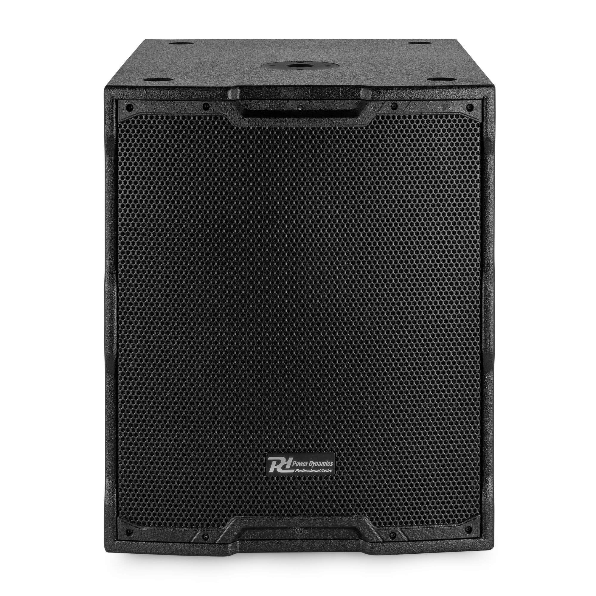 Una caja de altavoz negra con una parte delantera de malla. El logotipo de Power Dynamics está en la parte inferior. El fondo es blanco.