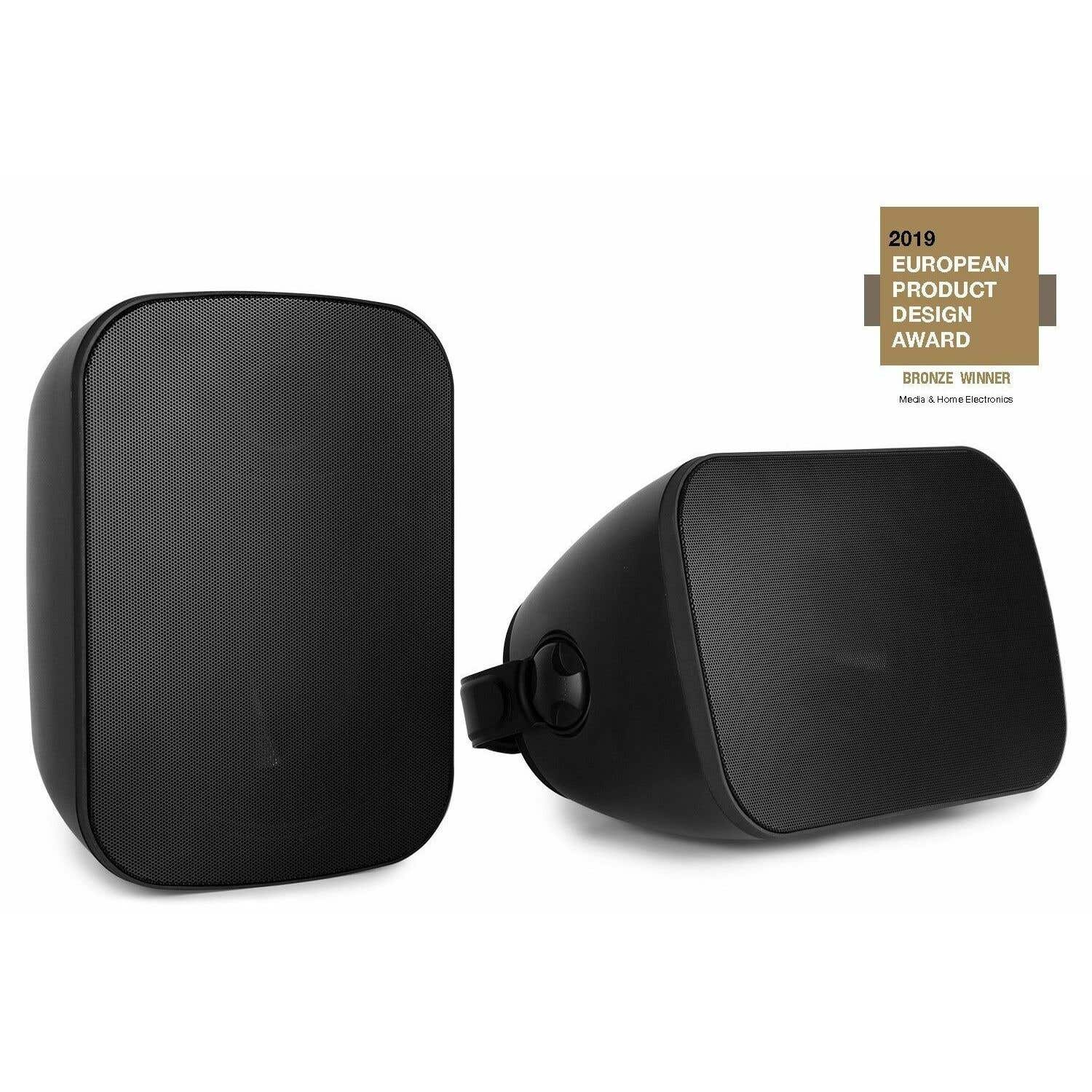 Dos altavoces negros con una insignia de premio de ganador de bronce. Los altavoces tienen una parte delantera de malla. La insignia dice European Product Design Award.