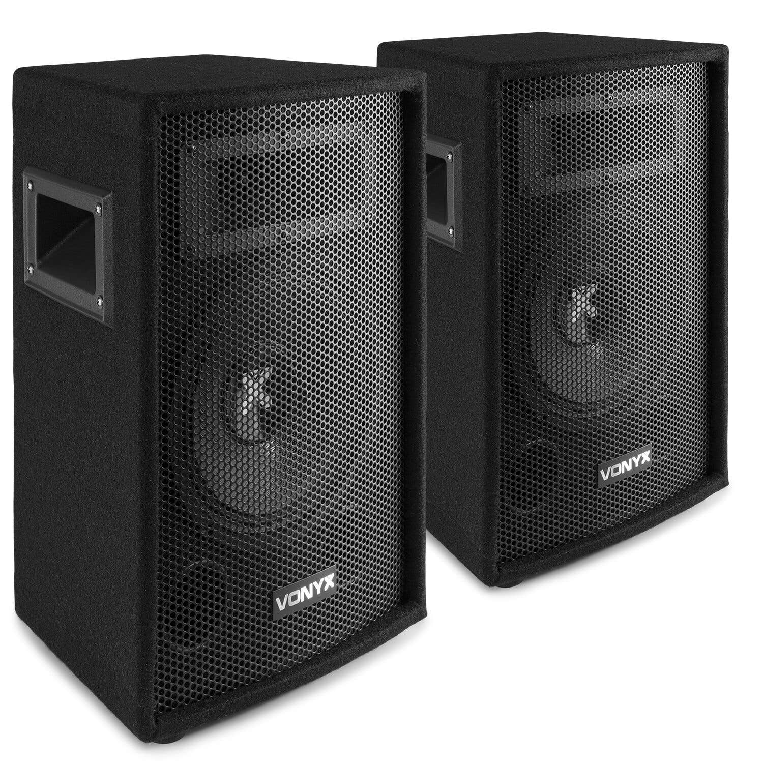 Dos altavoces negros con frentes de malla metálica, asas laterales y el logo 'VONYX'. Están sobre un fondo blanco, ligeramente angulados.